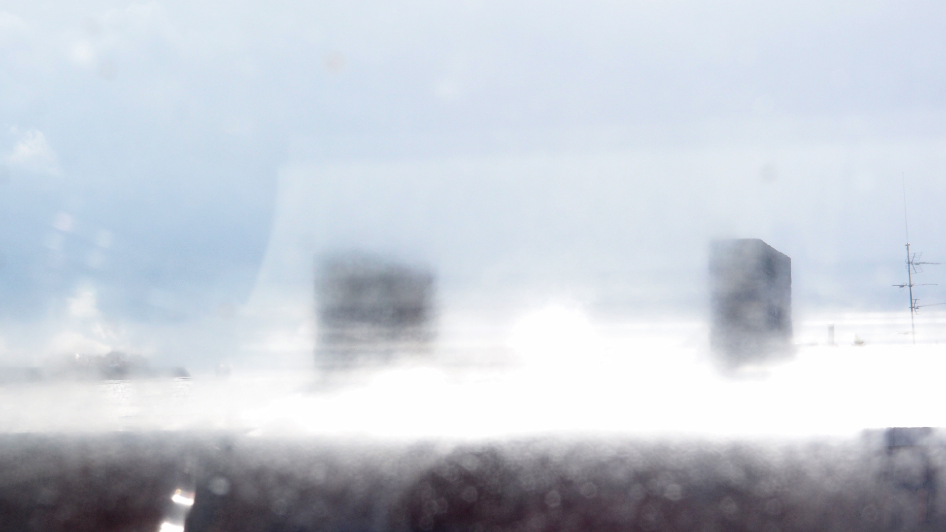 2022-09-18 Reflexe im Fenster und Wolken (Foto)