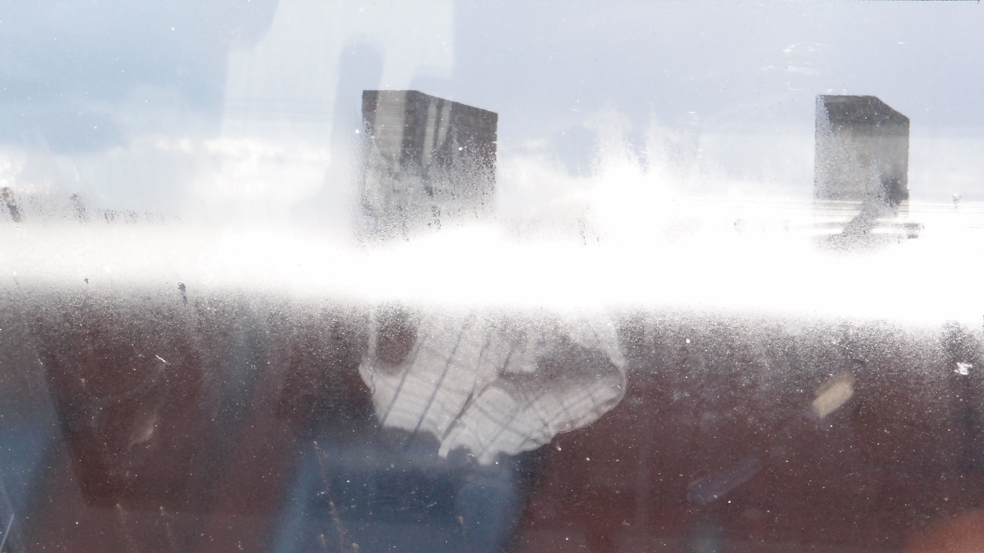 2022-09-18 Reflexe im Fenster und Wolken (Foto)