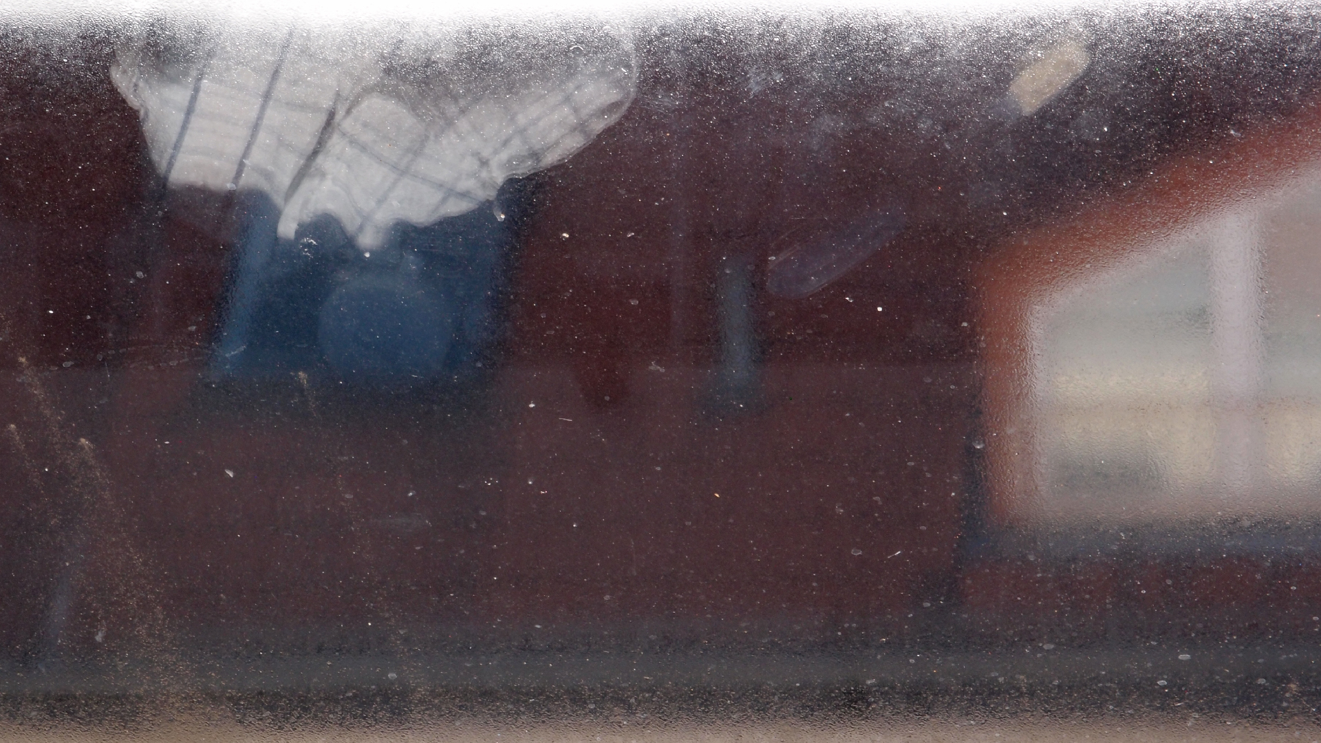 2022-09-18 Reflexe im Fenster und Wolken (Foto)