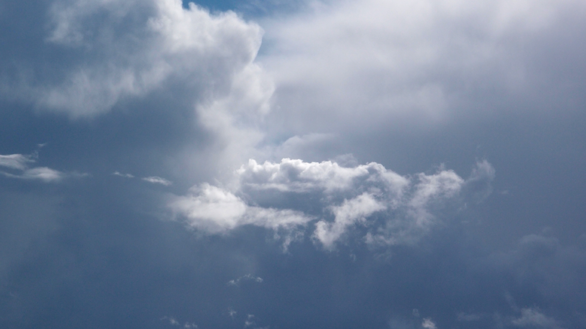2022-09-18 Reflexe im Fenster und Wolken (Foto)