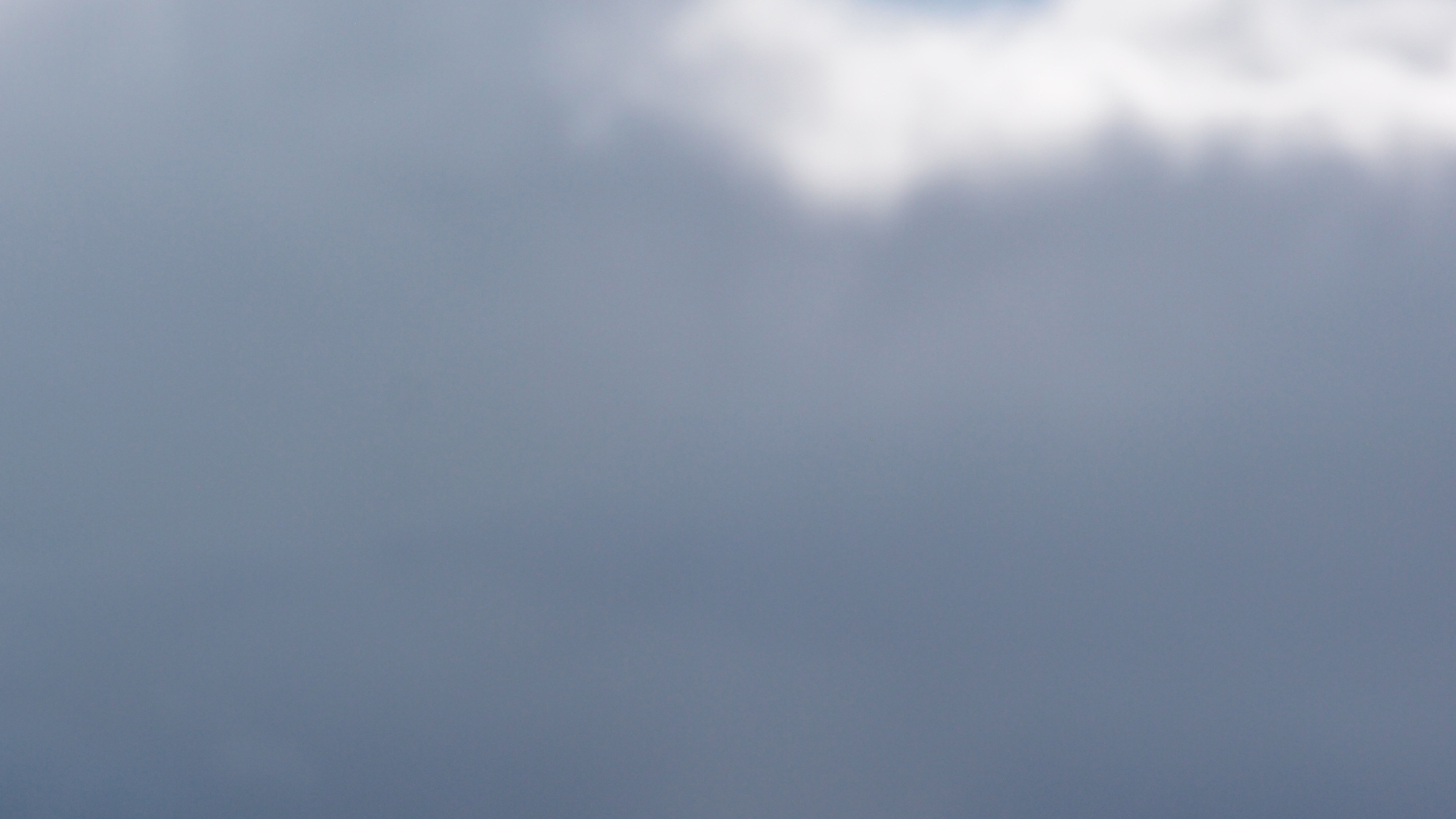 2022-09-18 Reflexe im Fenster und Wolken (Foto)