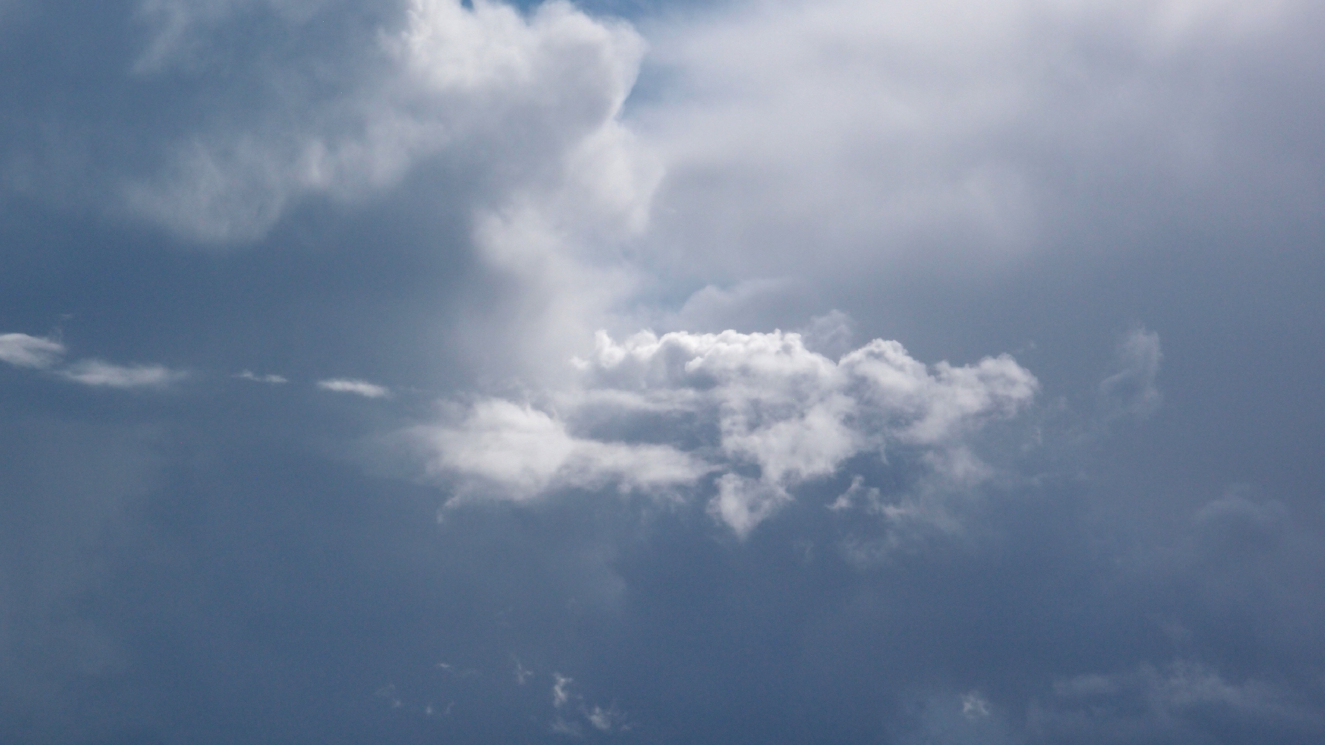 2022-09-18 Reflexe im Fenster und Wolken (Foto)