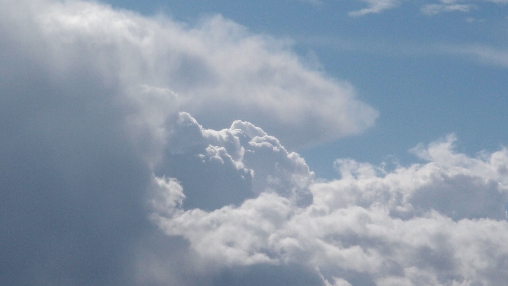2022-09-18 Reflexe im Fenster und Wolken (Foto)