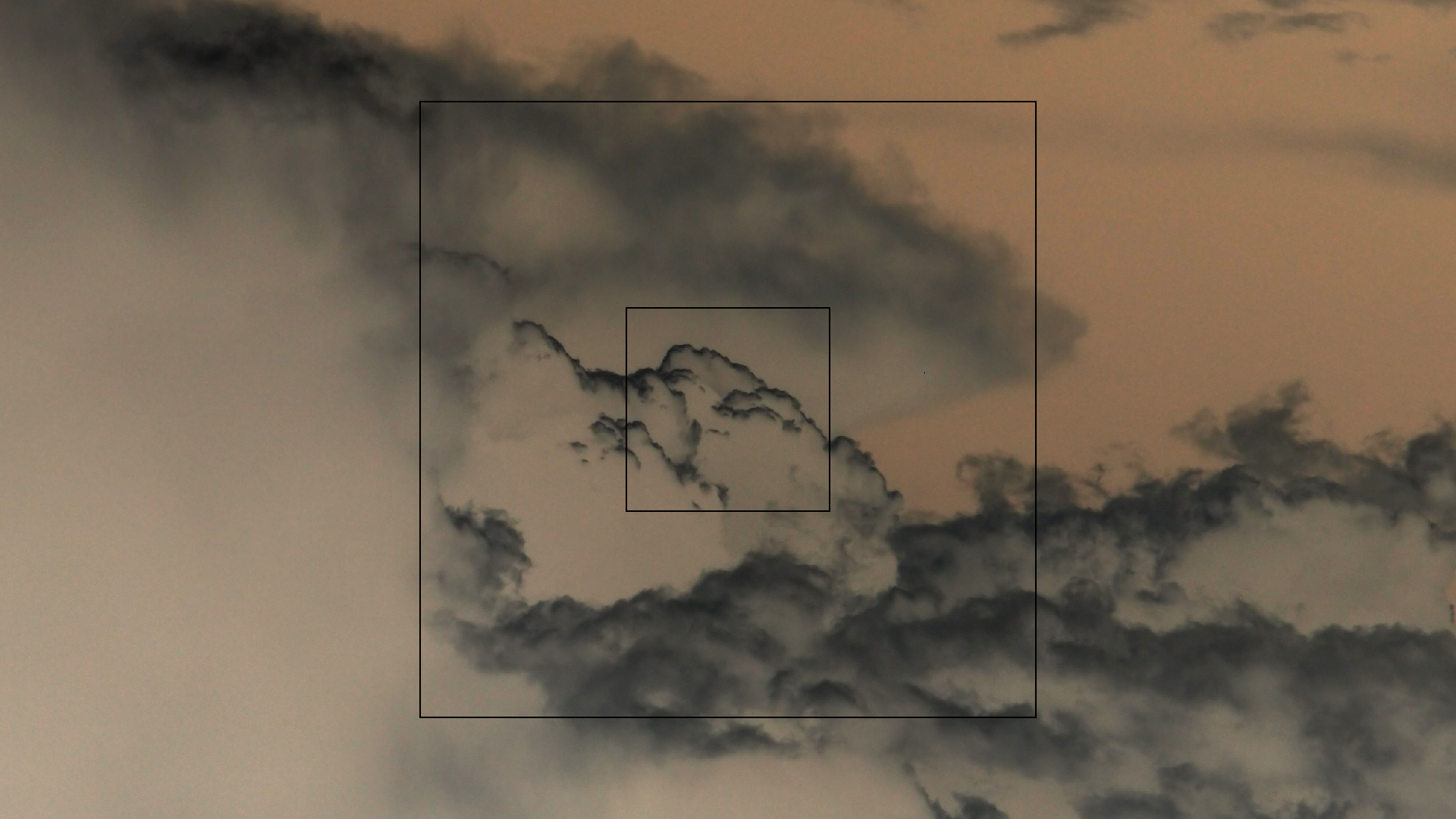 2022-09-18 Reflexe im Fenster und Wolken (Foto)