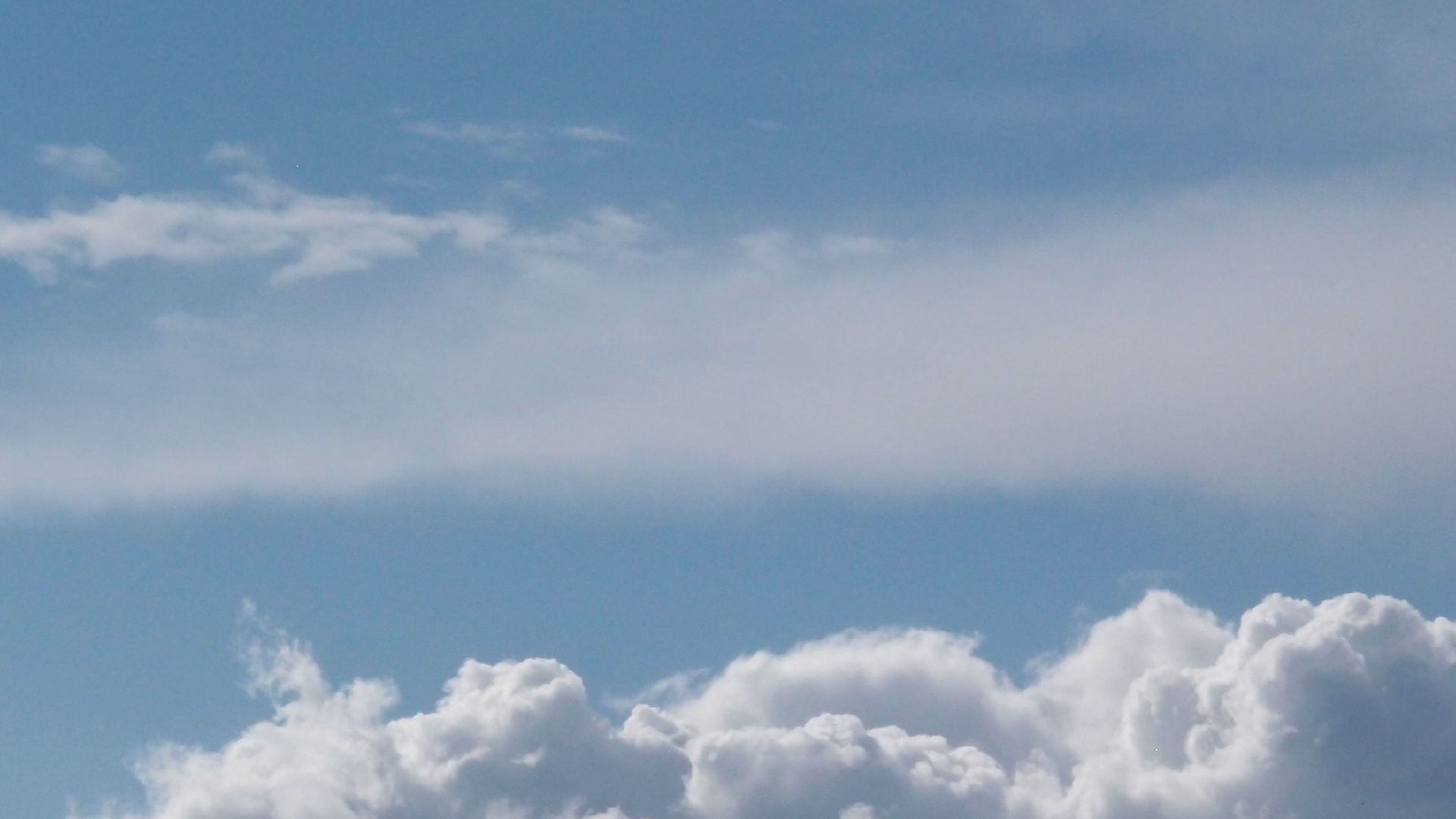 2022-09-18 Reflexe im Fenster und Wolken (Foto)