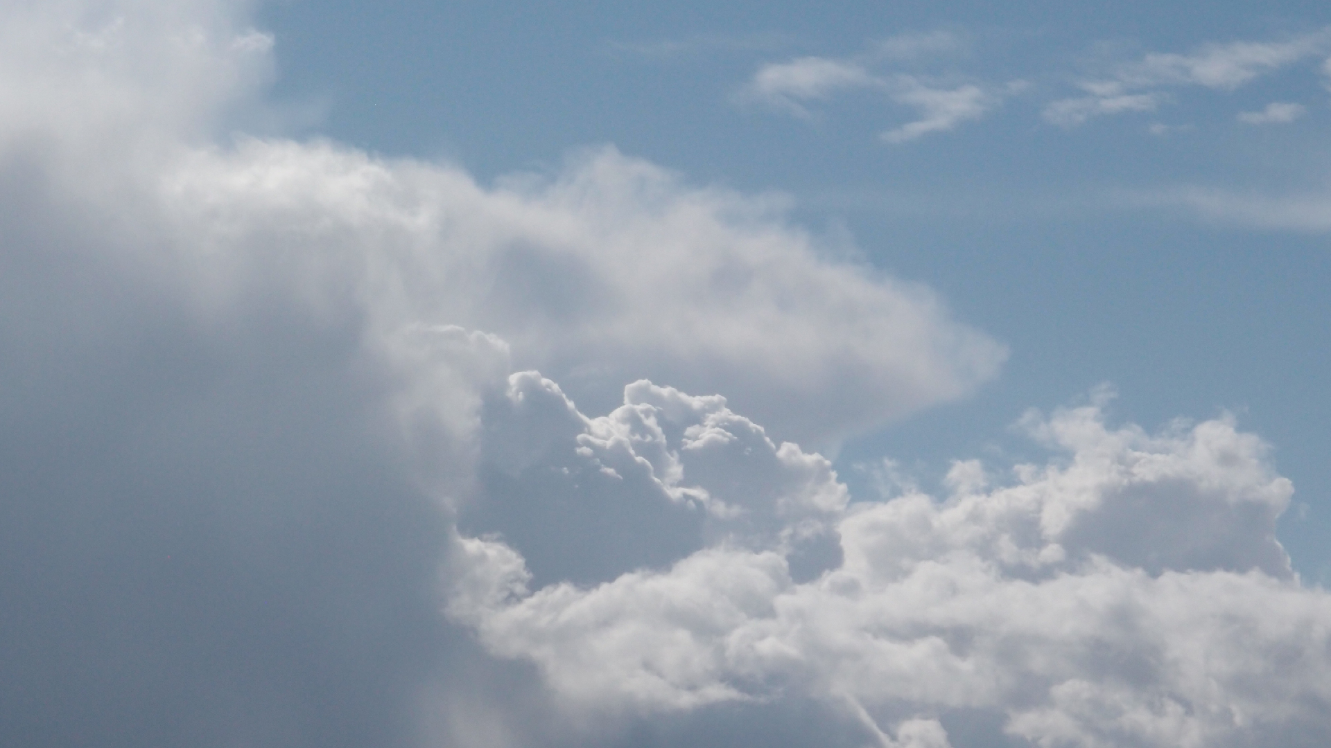 2022-09-18 Reflexe im Fenster und Wolken (Foto)