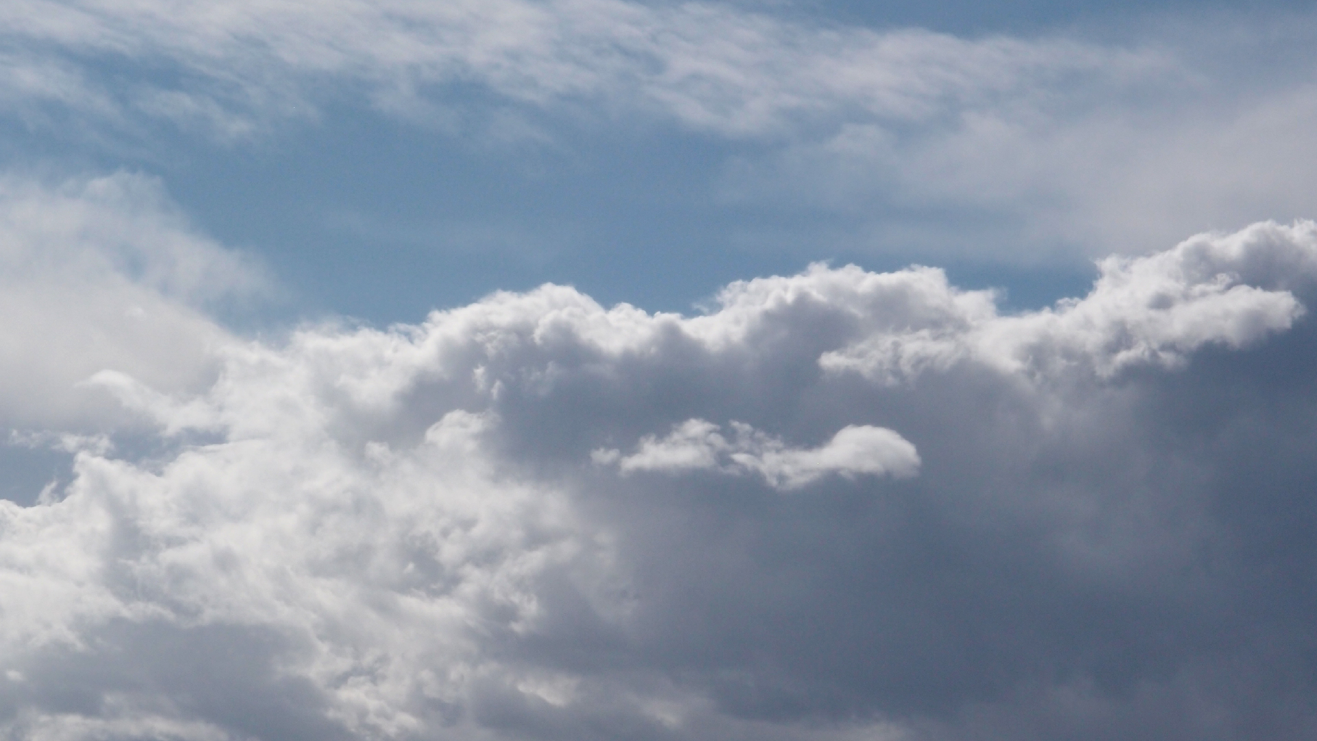 2022-09-18 Reflexe im Fenster und Wolken (Foto)