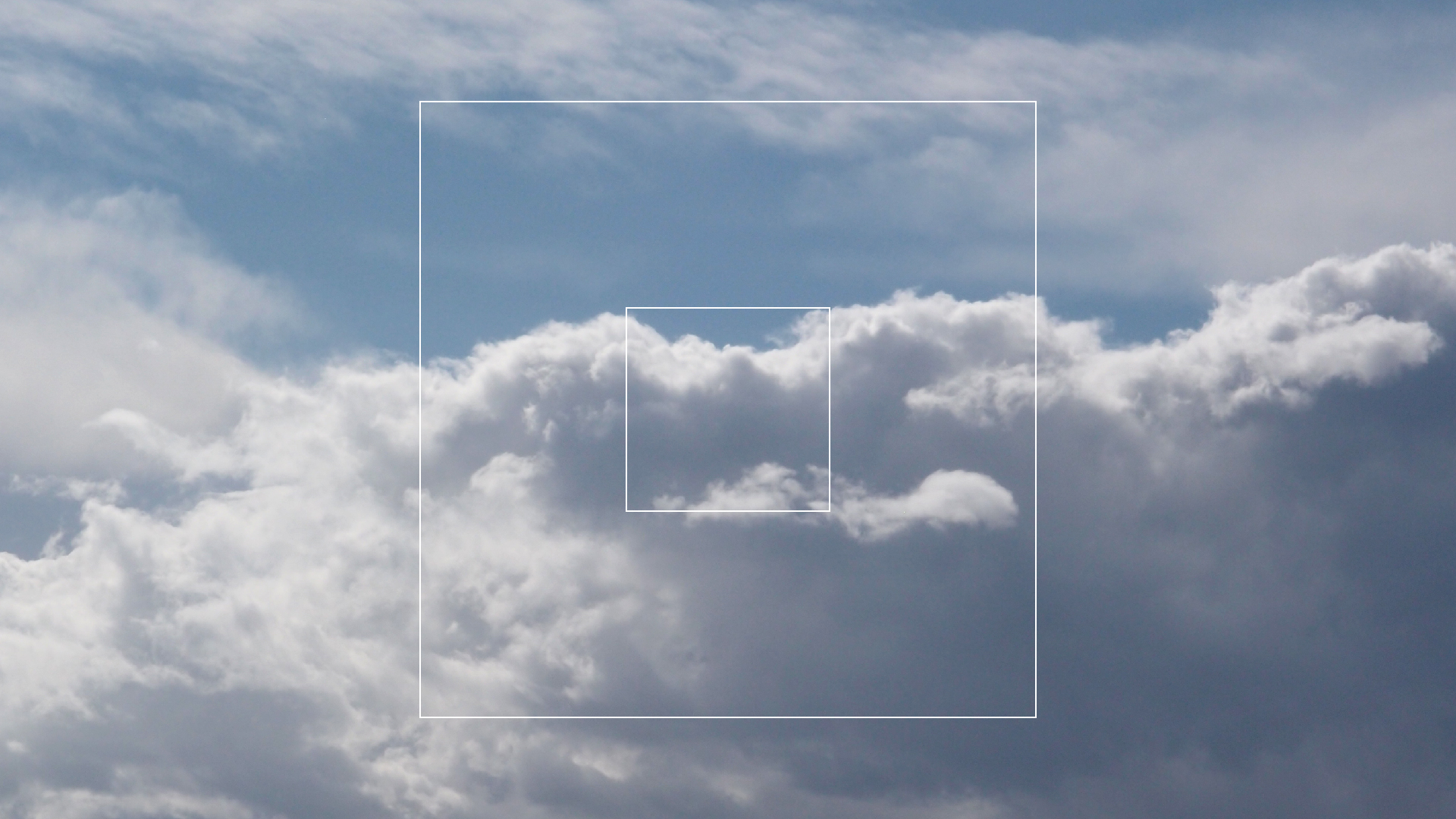 2022-09-18 Reflexe im Fenster und Wolken (Foto)