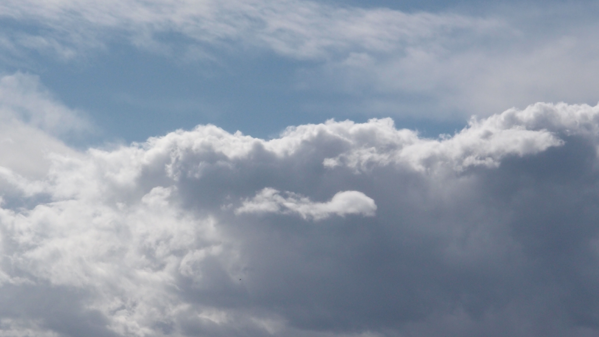 2022-09-18 Reflexe im Fenster und Wolken (Foto)