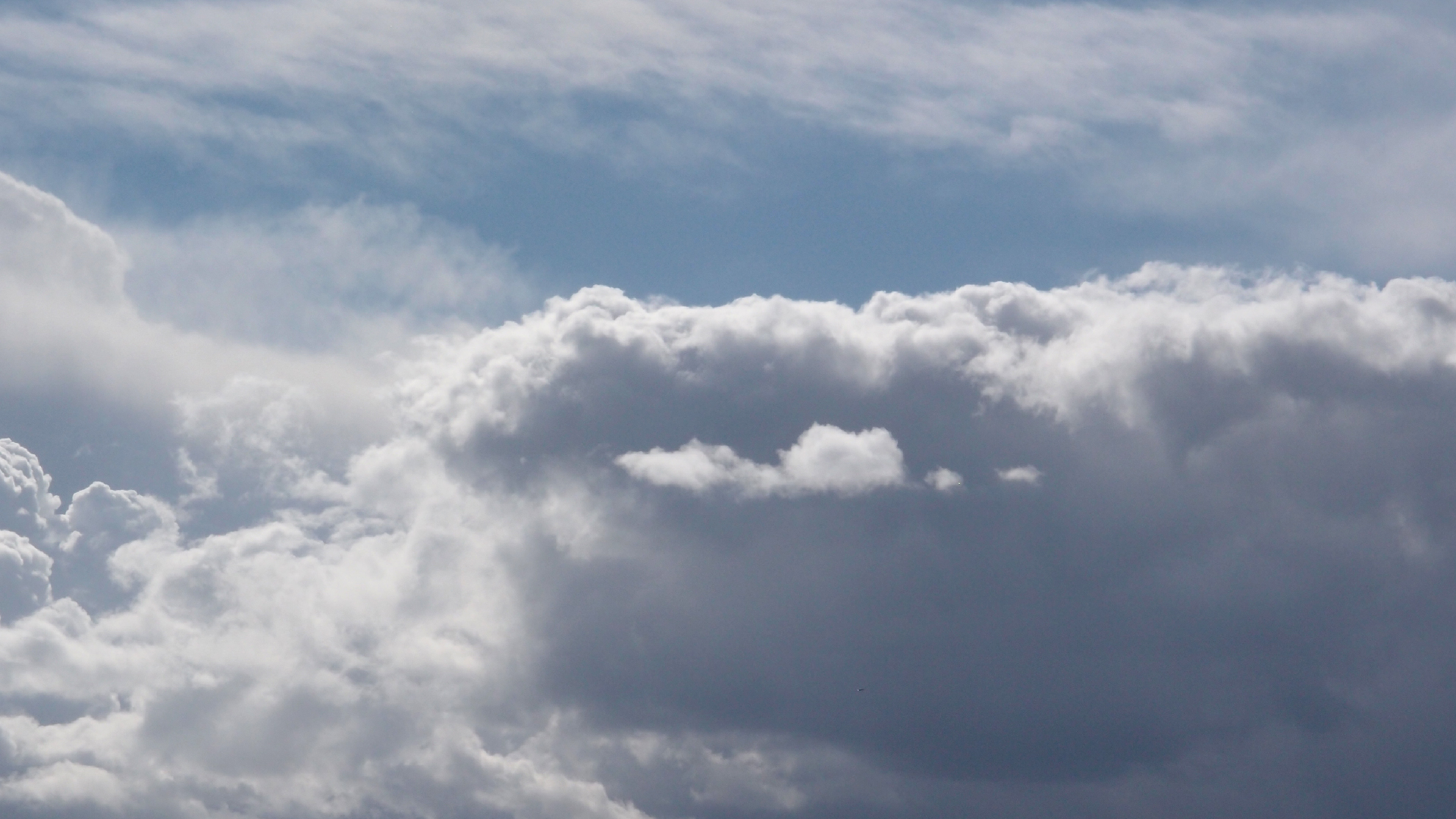2022-09-18 Reflexe im Fenster und Wolken (Foto)