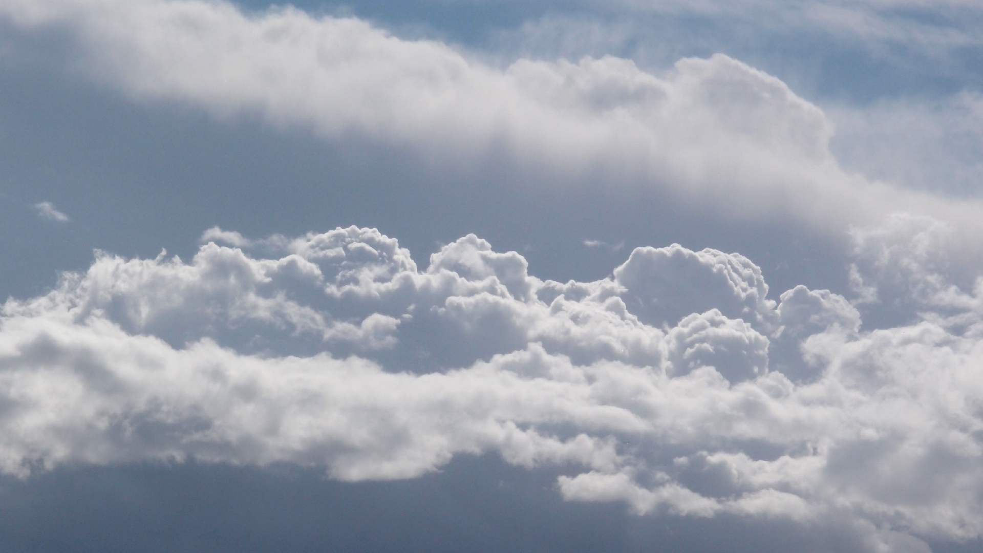 2022-09-18 Reflexe im Fenster und Wolken (Foto)