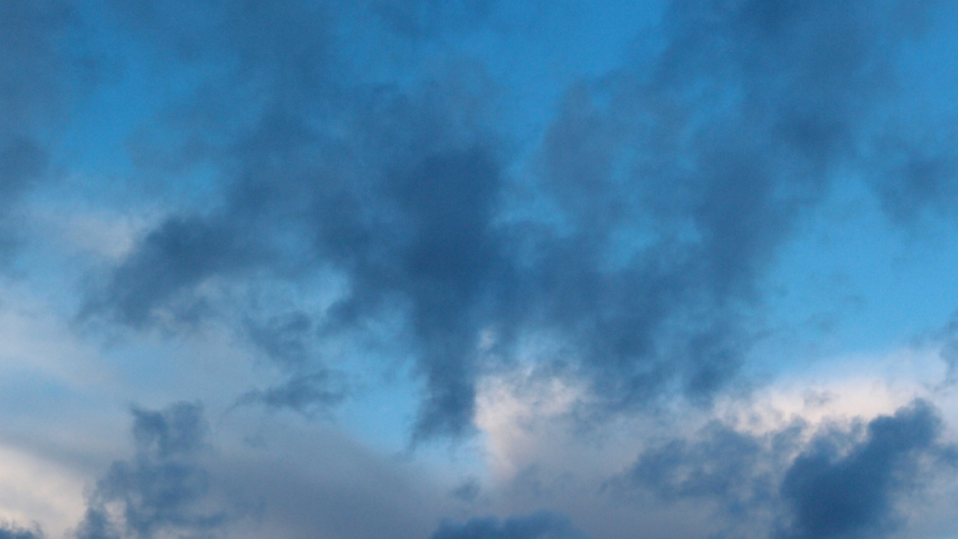 2022-09-18 Reflexe im Fenster und Wolken (Foto)