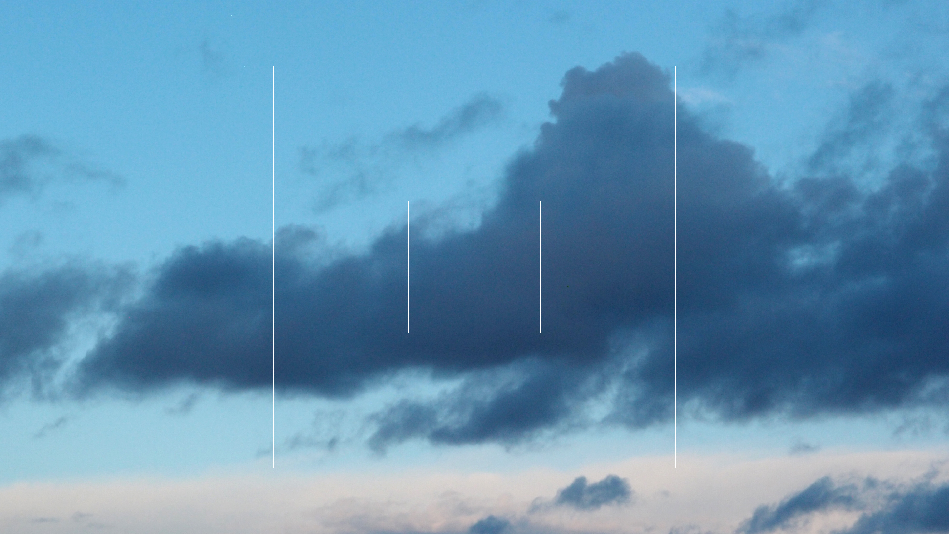 2022-09-18 Reflexe im Fenster und Wolken (Foto)