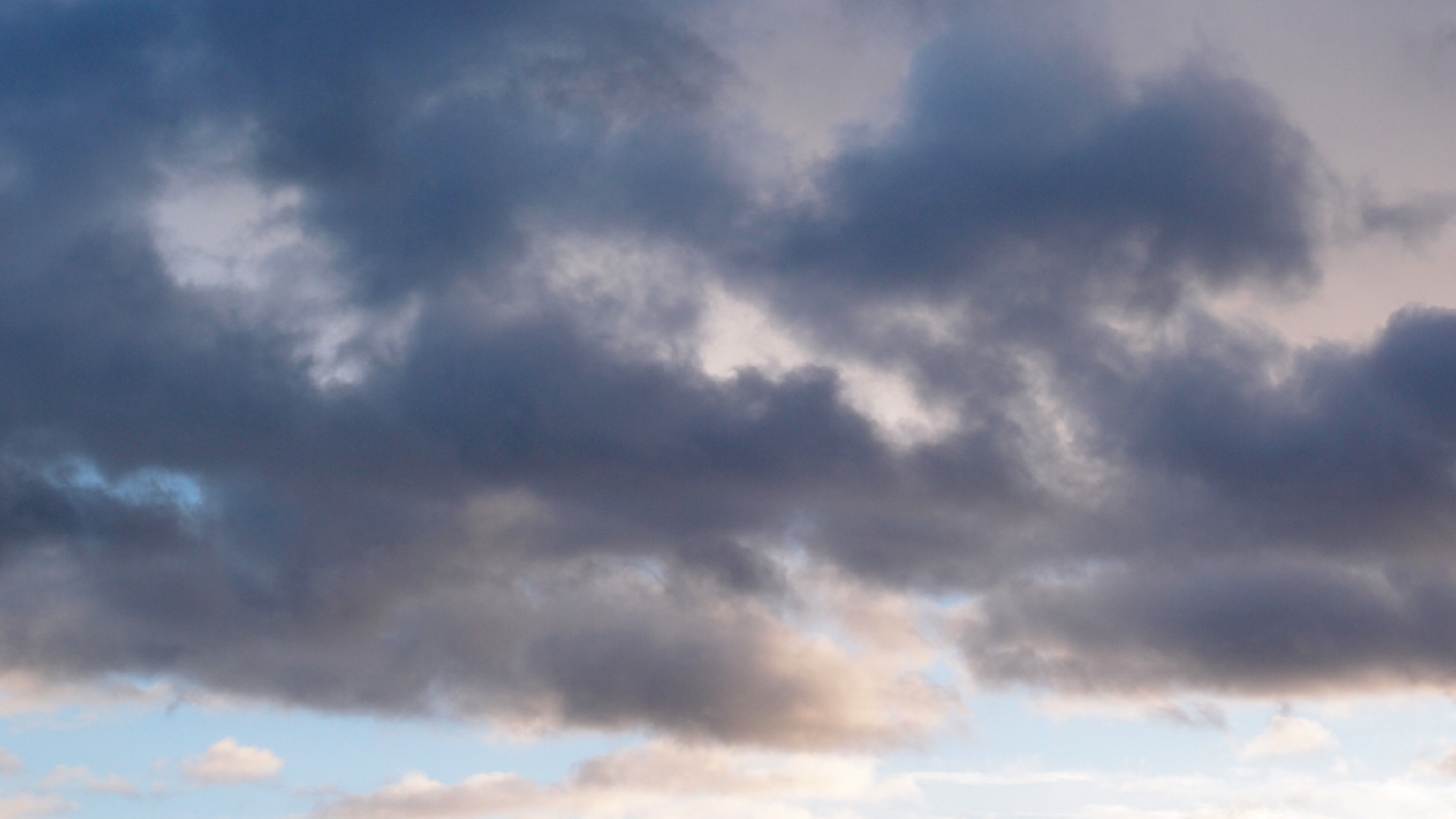 2022-09-18 Reflexe im Fenster und Wolken (Foto)