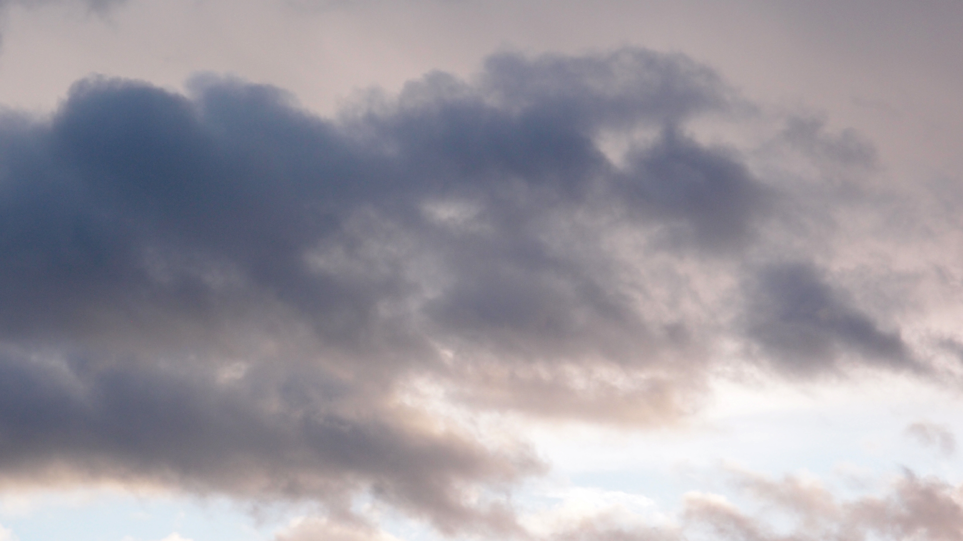 2022-09-18 Reflexe im Fenster und Wolken (Foto)
