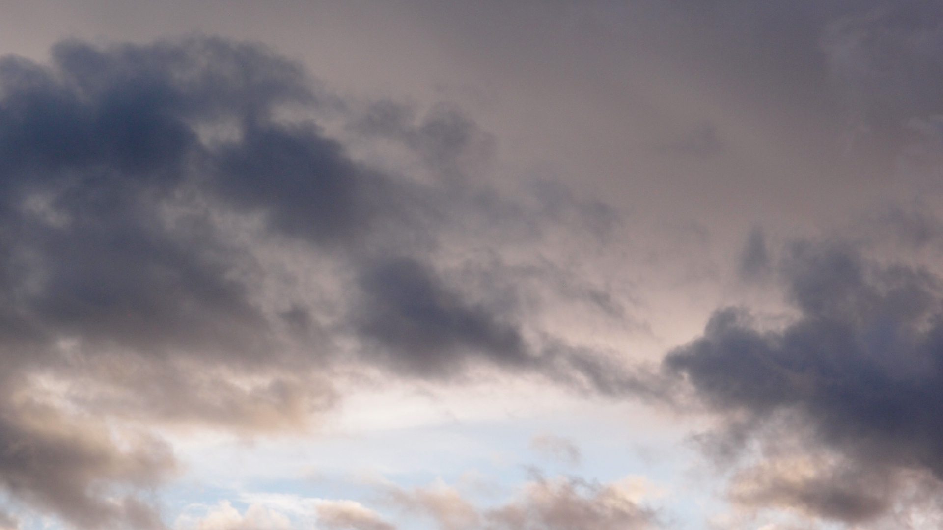 2022-09-18 Reflexe im Fenster und Wolken (Foto)