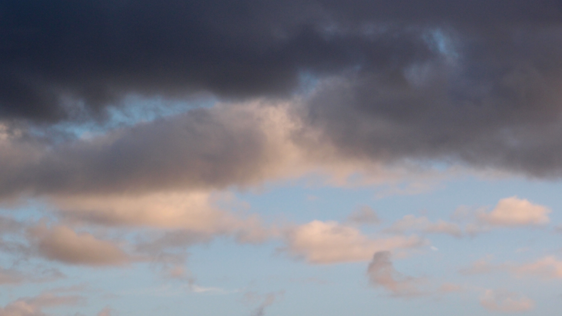 2022-09-18 Reflexe im Fenster und Wolken (Foto)