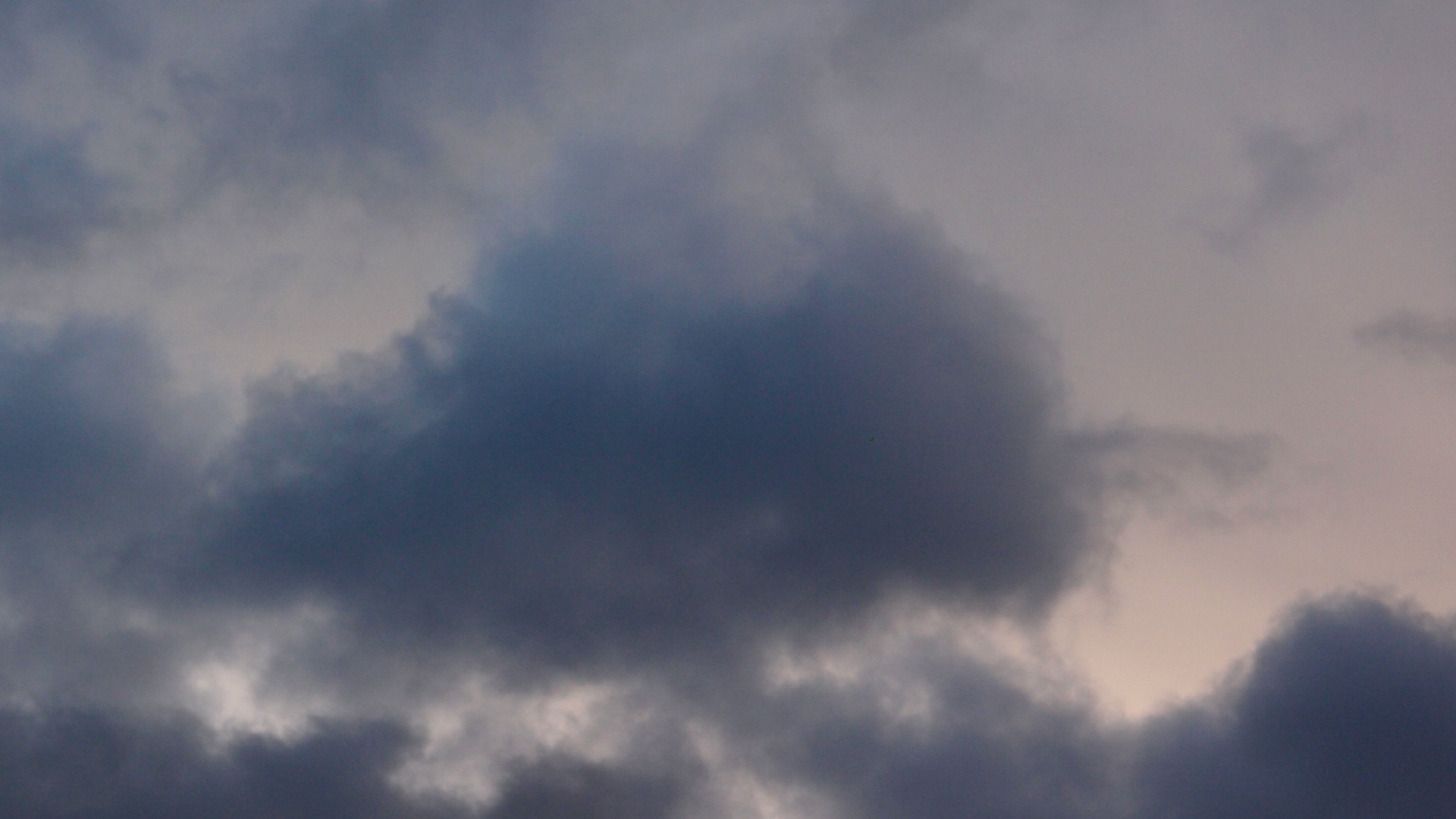 2022-09-18 Reflexe im Fenster und Wolken (Foto)