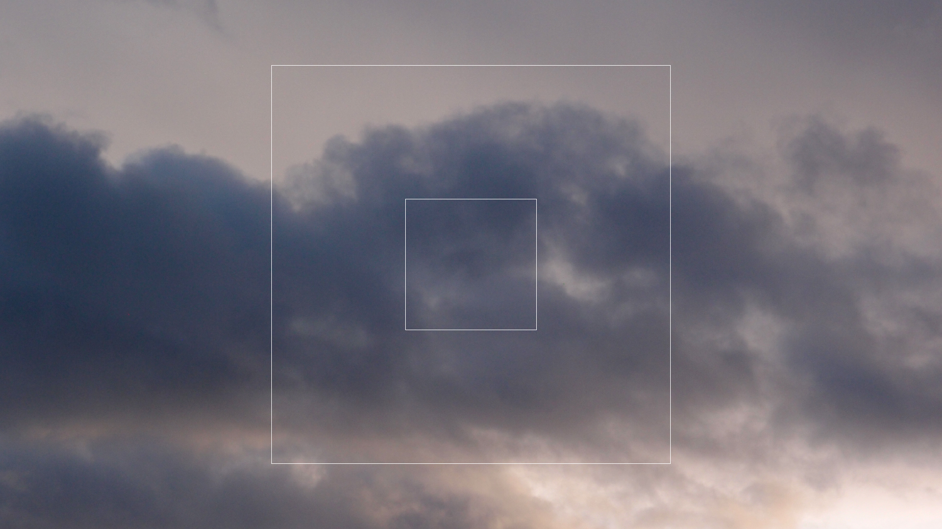 2022-09-18 Reflexe im Fenster und Wolken (Foto)