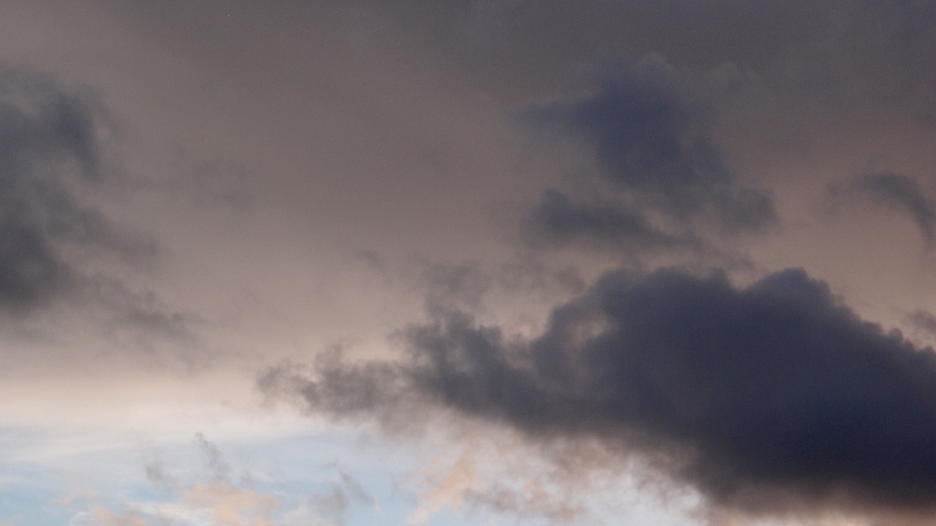 2022-09-18 Reflexe im Fenster und Wolken (Foto)