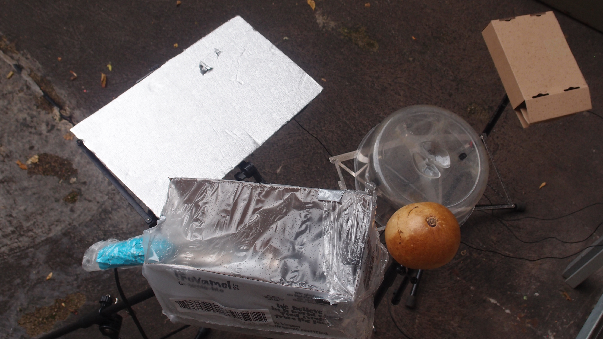 2021-08-17 Das Kleine Regen Rhythmus Orchester spielt wieder ein bi�chen (Plastik, Alu, Pappe, Kalebasse, Tetrapack)