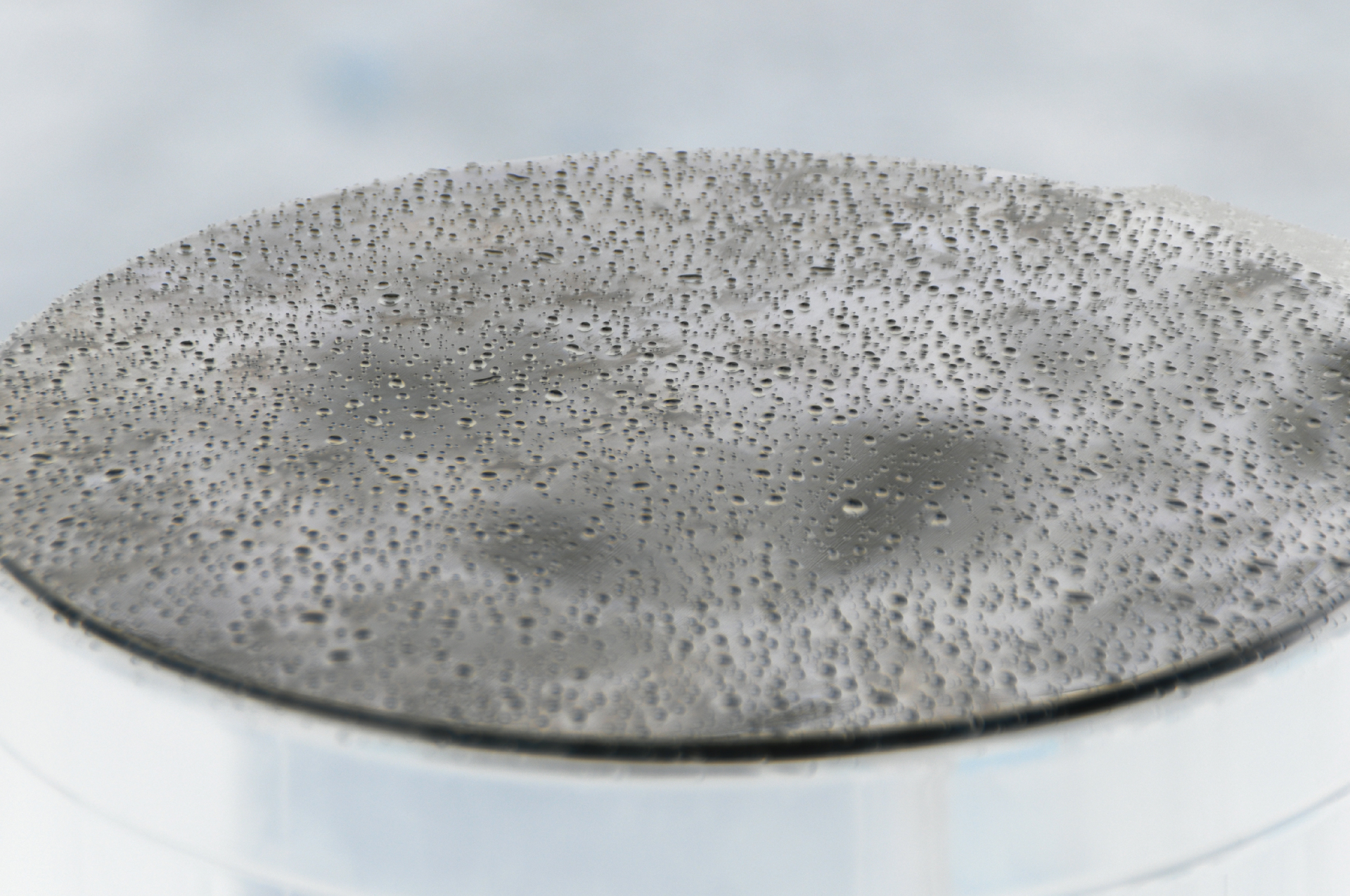 2021-08-30 Das Kleine Regen Rhythmus Orchester spielt 'autonome Beats' (Blech-M�lleimer mit Plastikbeh�lter)