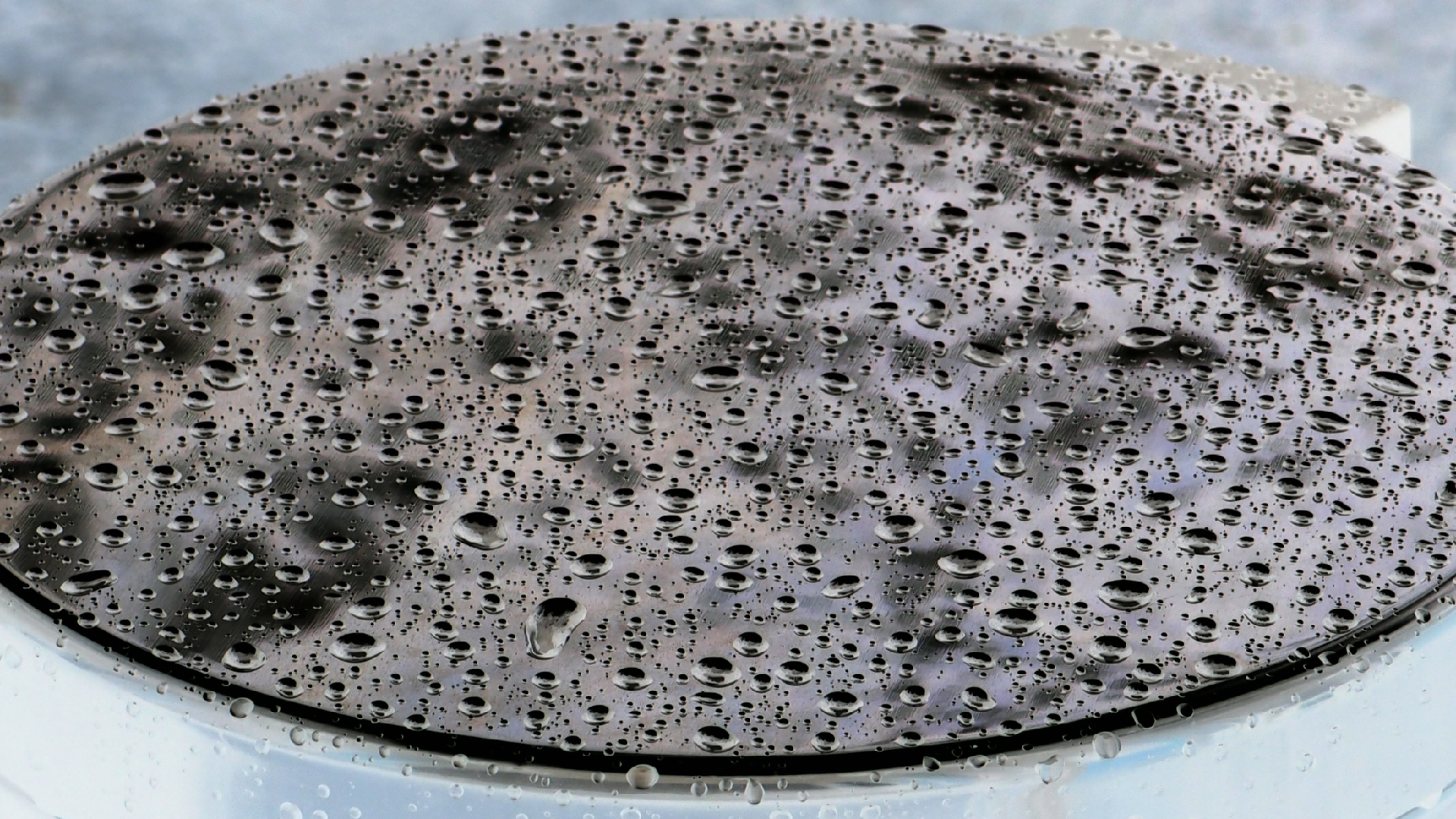 2021-08-30 Das Kleine Regen Rhythmus Orchester spielt 'autonome Beats' (Blech-M�lleimer mit Plastikbeh�lter)