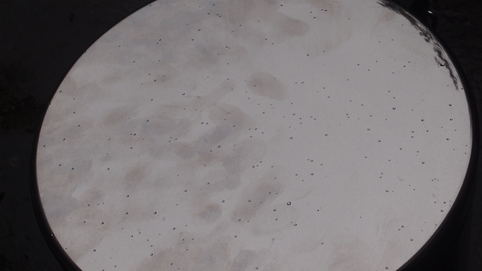 2021-08-30 Das Kleine Regen Rhythmus Orchester spielt 'autonome Beats' (Blech-M�lleimer mit Plastikbeh�lter)