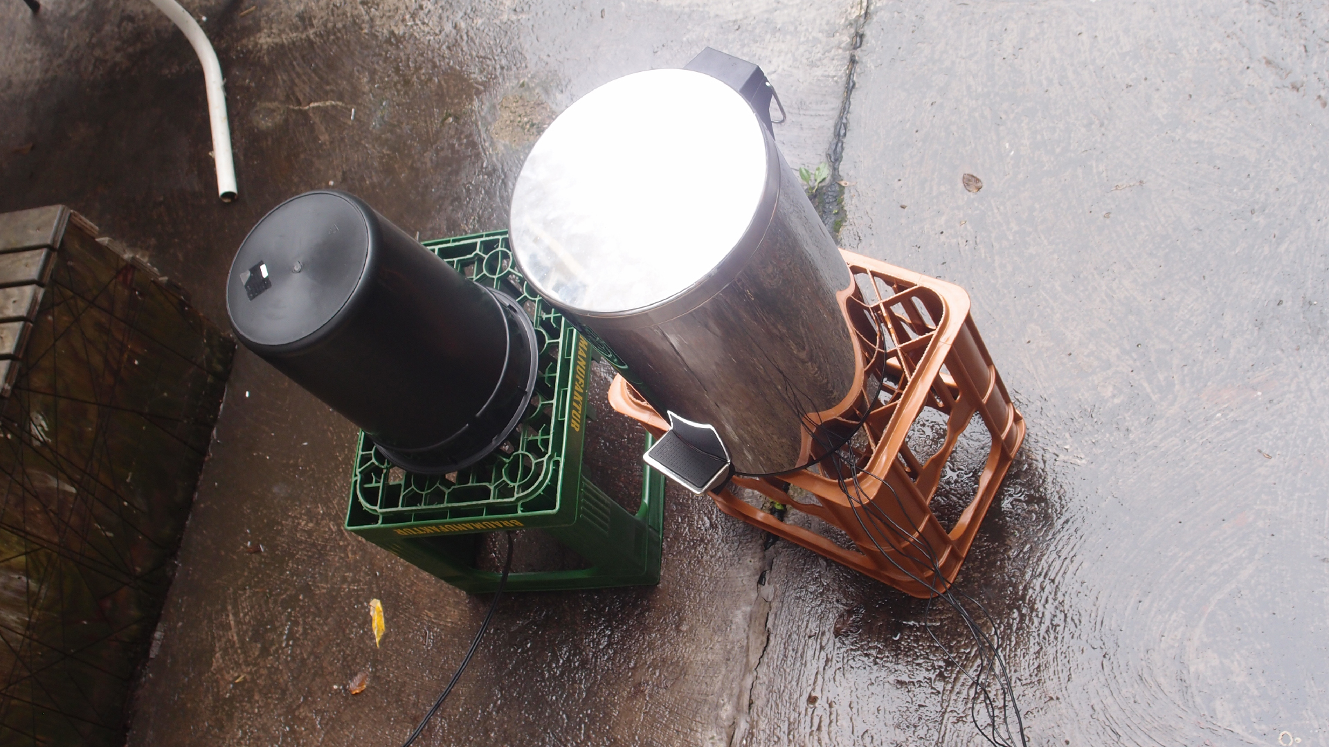 2021-08-30 Das Kleine Regen Rhythmus Orchester spielt 'autonome Beats' (Blech-M�lleimer mit Plastikbeh�lter)