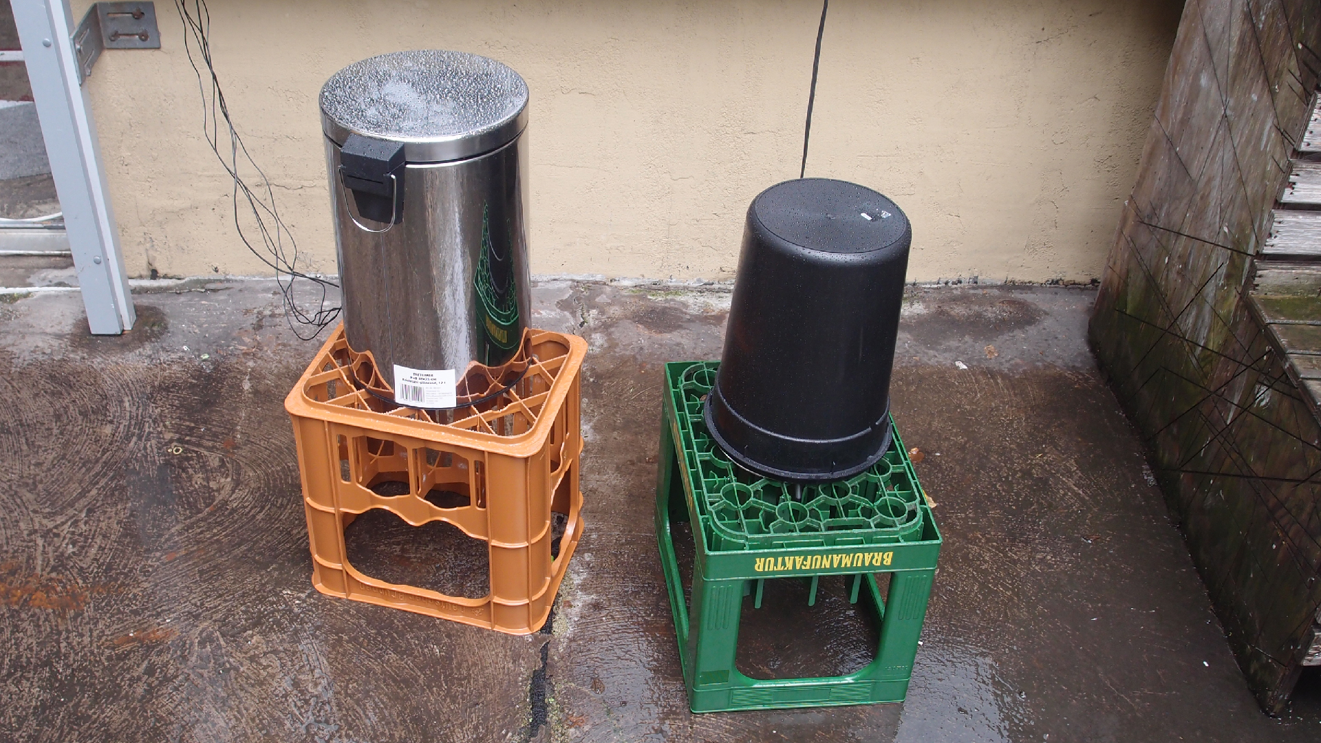 2021-08-30 Das Kleine Regen Rhythmus Orchester spielt 'autonome Beats' (Blech-M�lleimer mit Plastikbeh�lter)