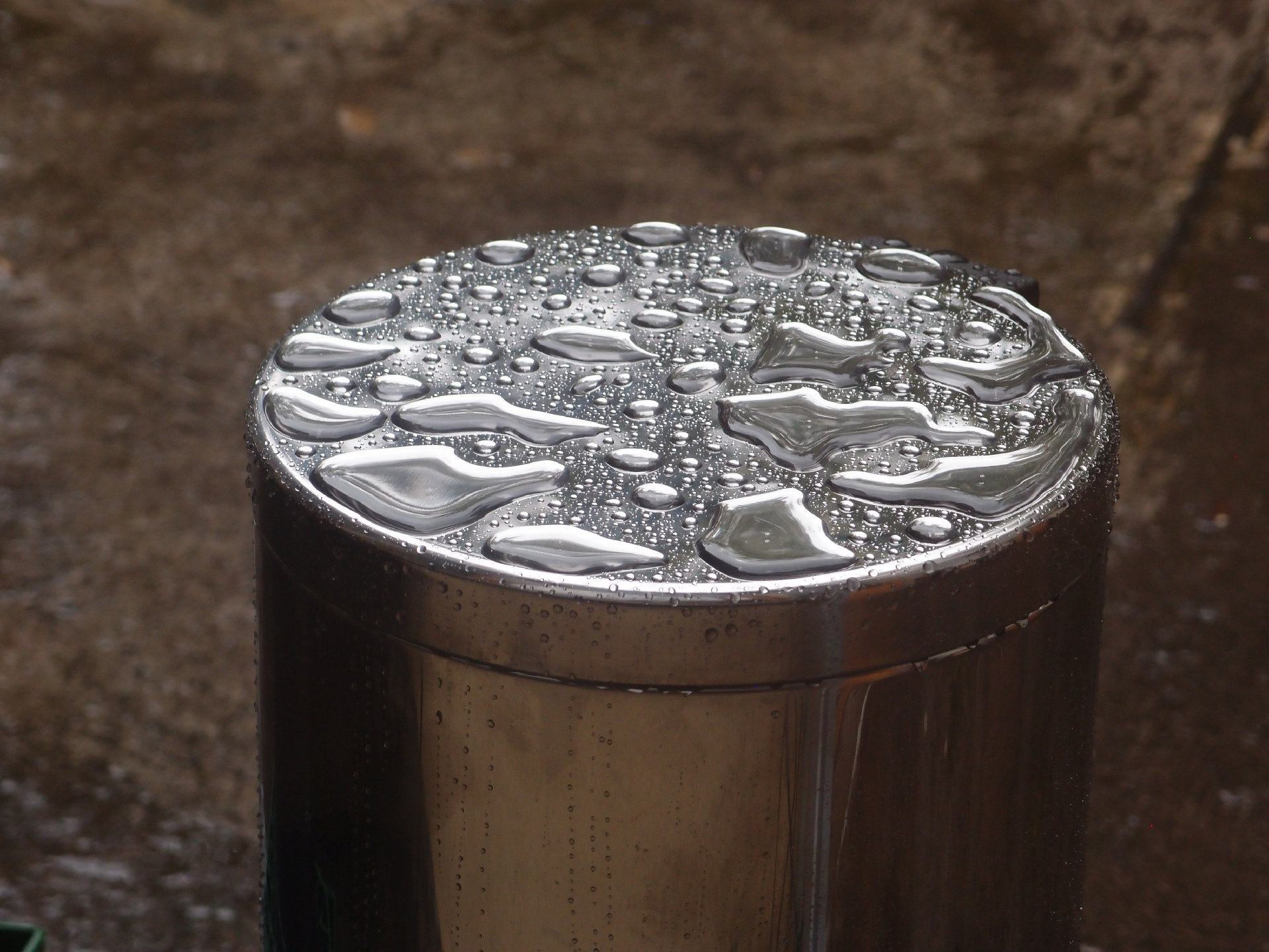 2021-08-30 Das Kleine Regen Rhythmus Orchester spielt 'autonome Beats' (Blech-M�lleimer mit Plastikbeh�lter)