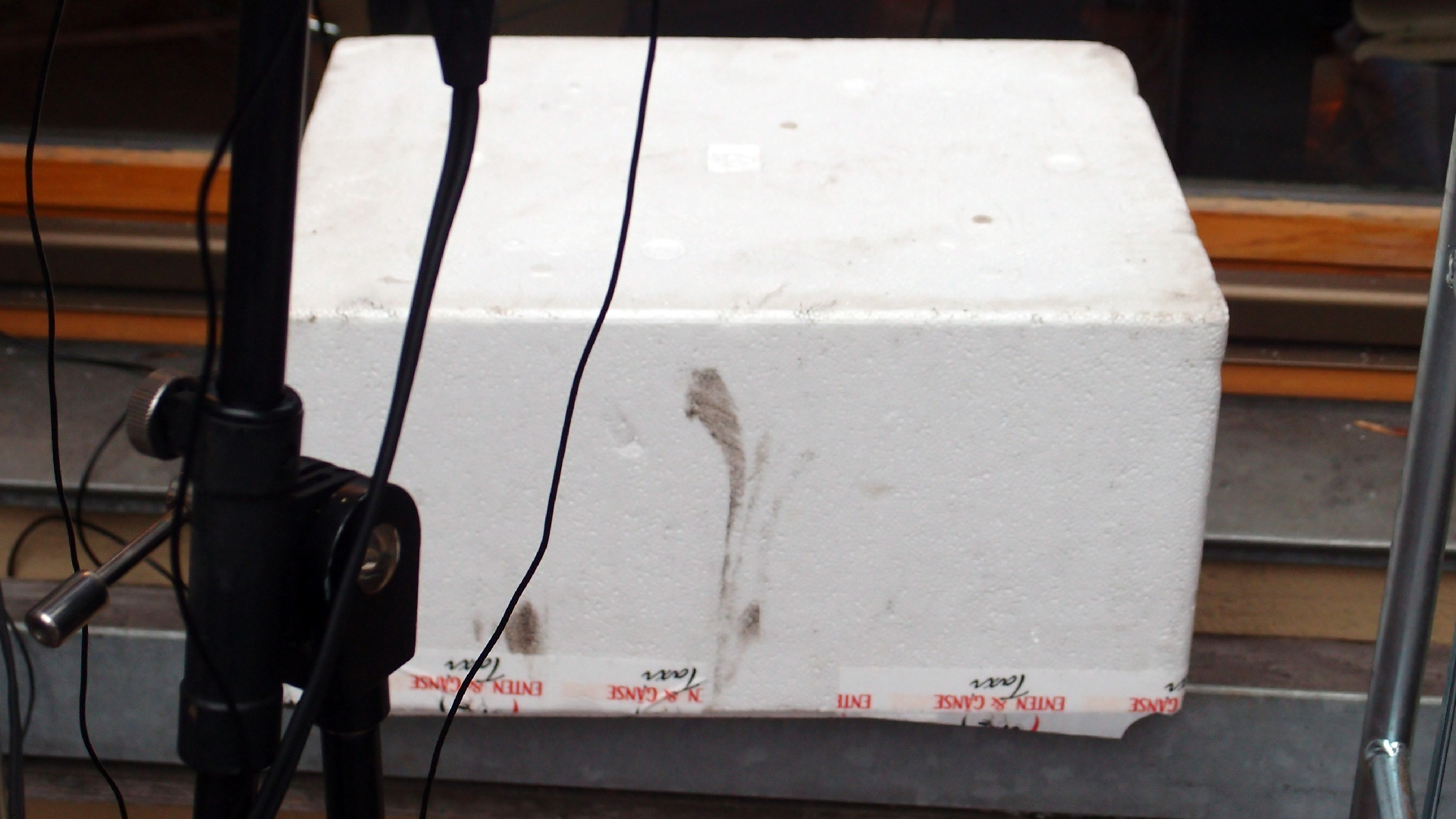 2022-02-08 Das Kleine Regen Rhythmus Orchester (Fensterglas einfach, im Bilderrahmen, II) (Audio, Video)