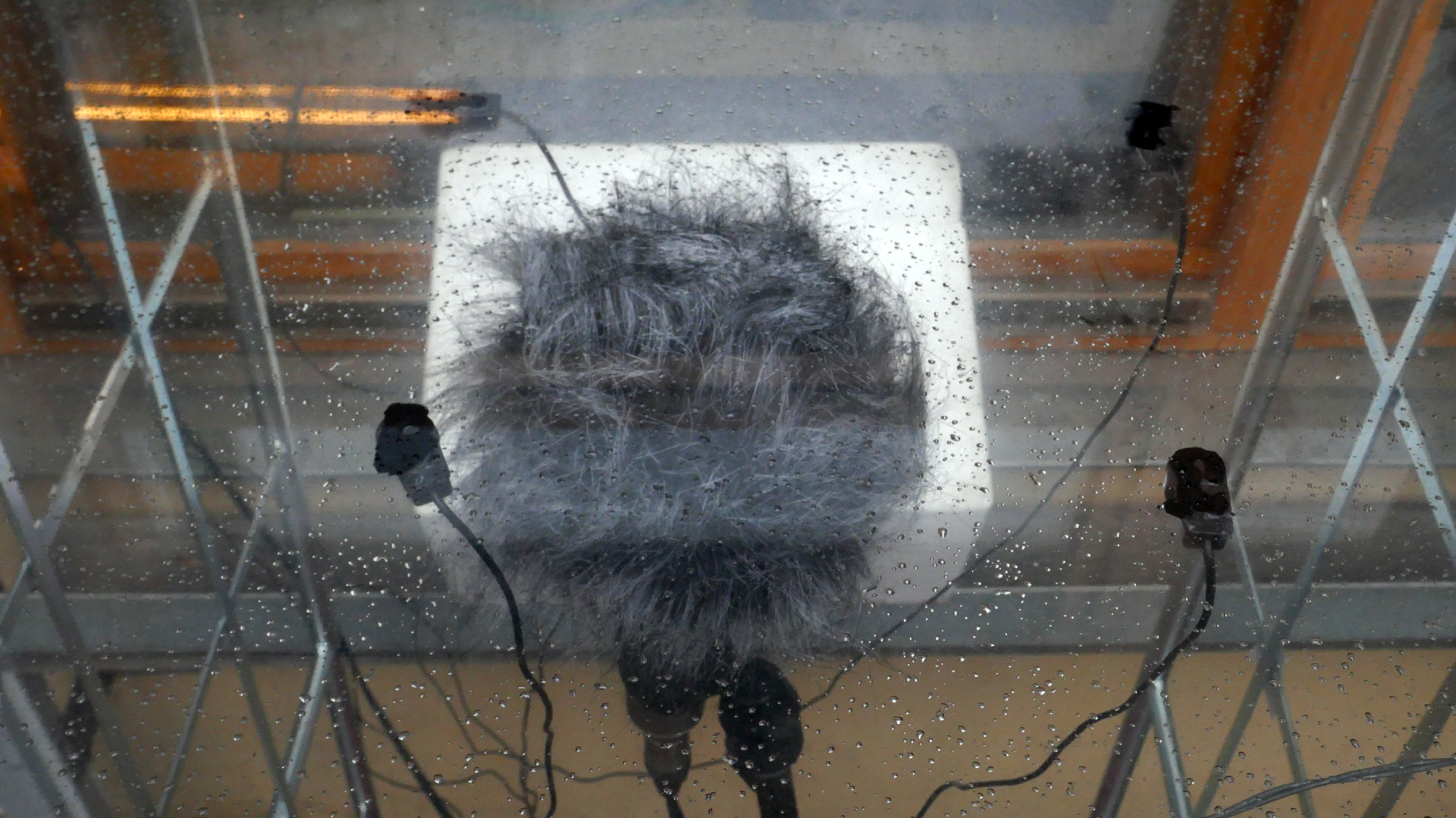 2022-02-16 Das Kleine Regen Rhythmus Orchester (Fensterglas einfach, im Bilderrahmen, III) (Audio, Video)