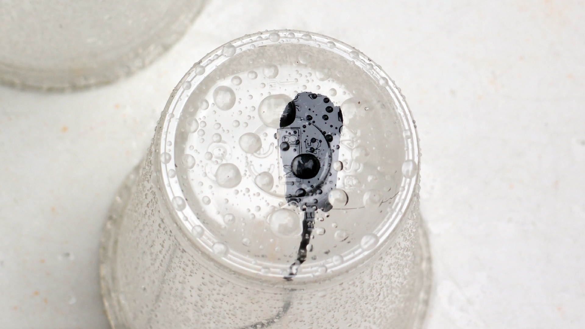 2022-05-17 Das Kleine Regen Rhythmus Orchester (Plastebecher aufm Tisch) (Audio, Video)