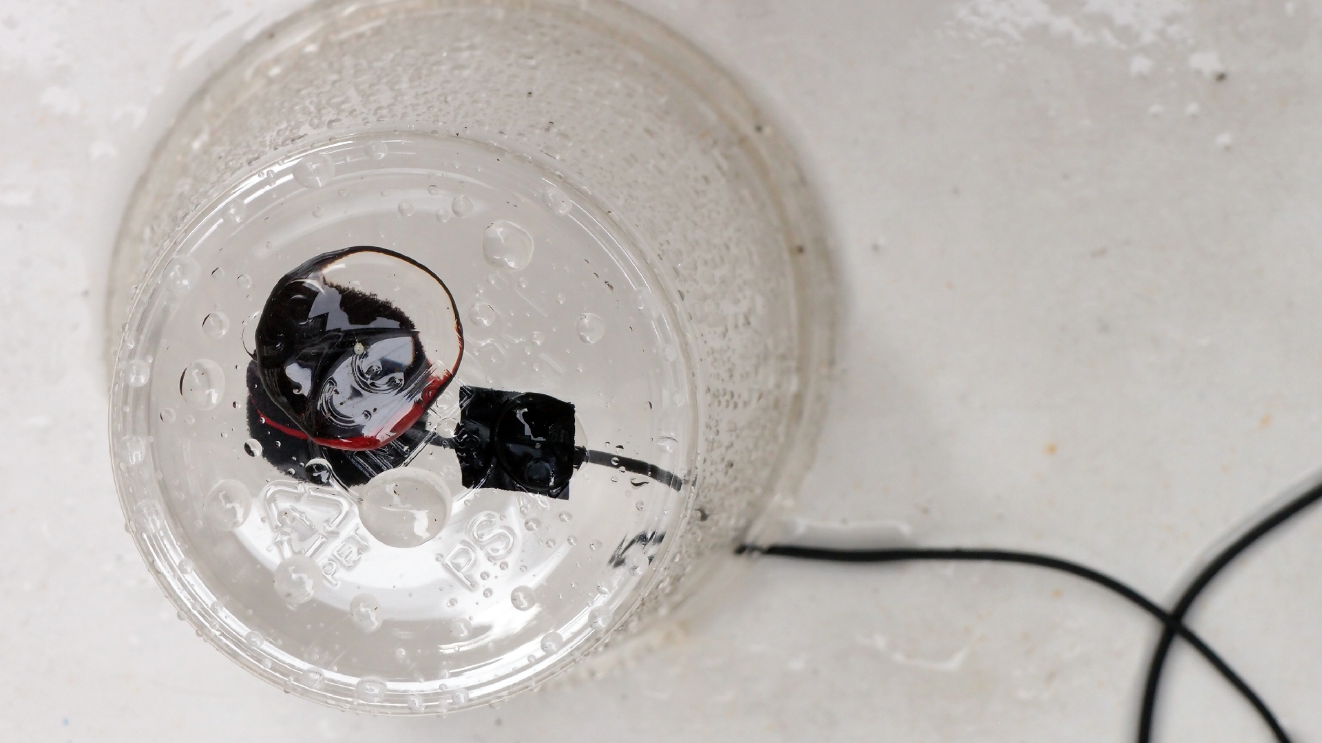 2022-05-17 Das Kleine Regen Rhythmus Orchester (Plastebecher aufm Tisch) (Audio, Video)