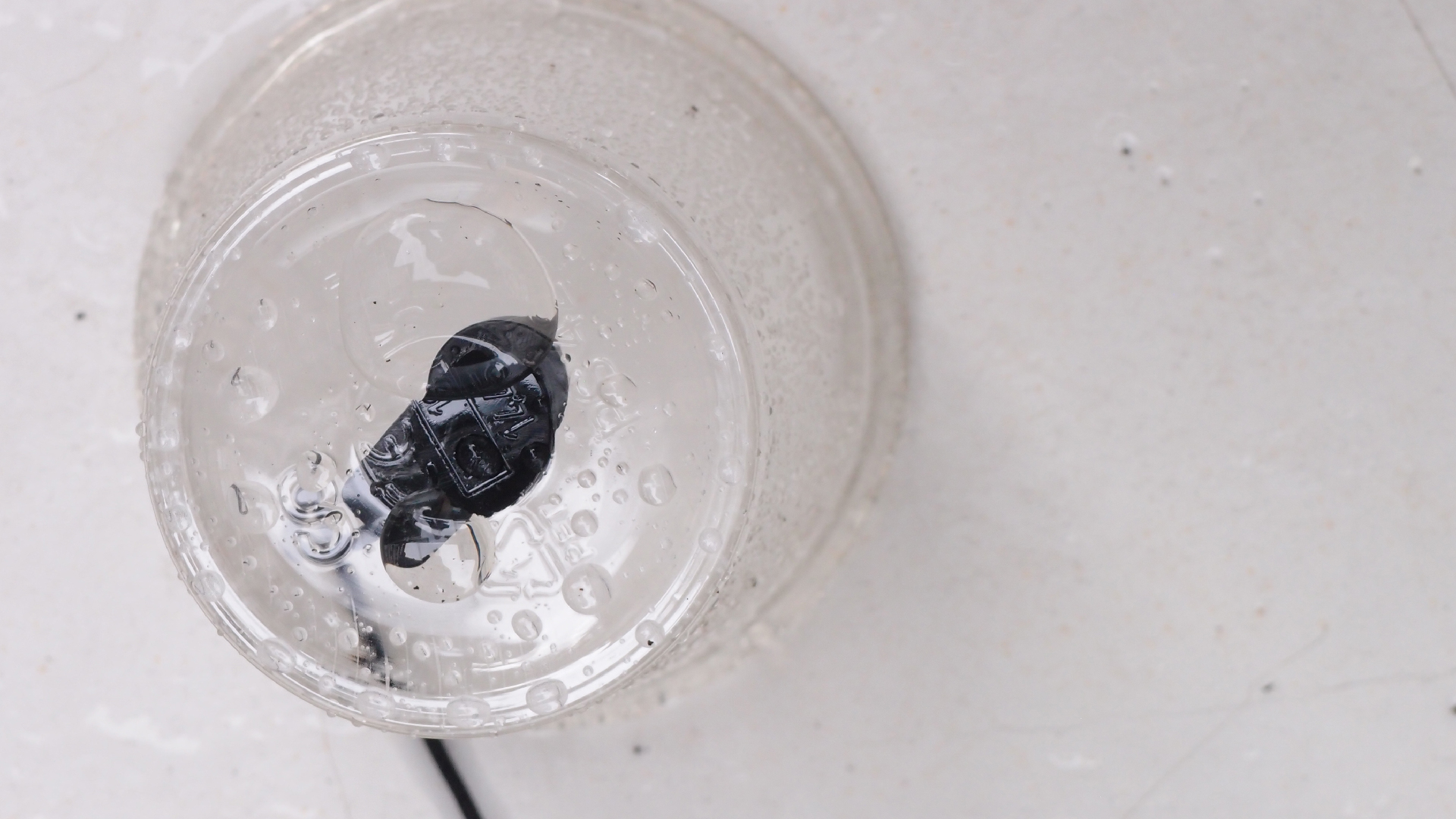 2022-05-17 Das Kleine Regen Rhythmus Orchester (Plastebecher aufm Tisch) (Audio, Video)