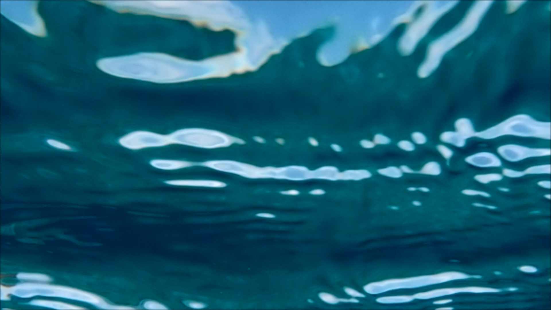 2022-04-14 Am Strand und im Wasser (Quallenvideo, Stills & Numbers) (Typo Grafik, Video)