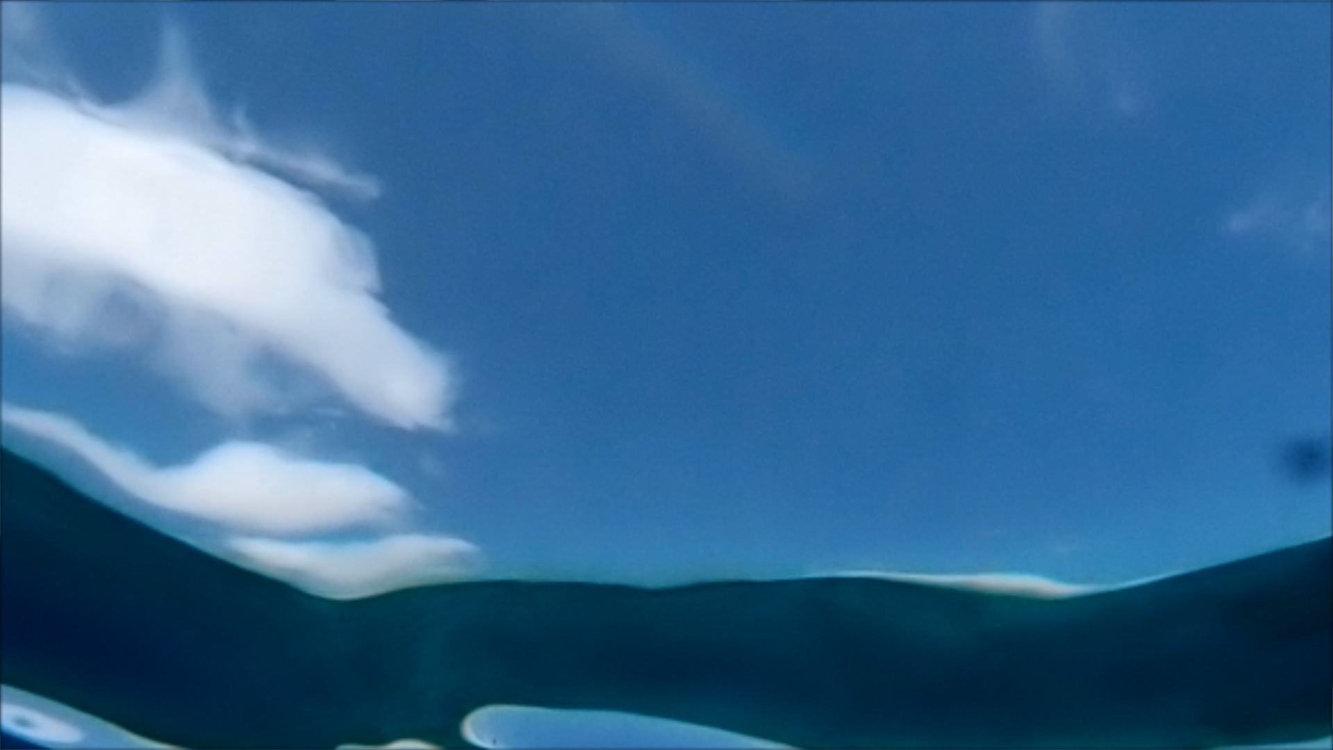 2022-04-14 Am Strand und im Wasser (Quallenvideo, Stills & Numbers) (Typo Grafik, Video)