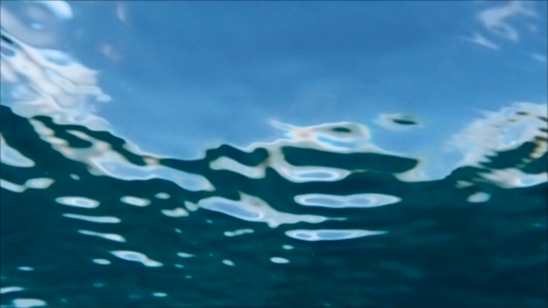 2022-04-14 Am Strand und im Wasser (Quallenvideo, Stills & Numbers) (Typo Grafik, Video)