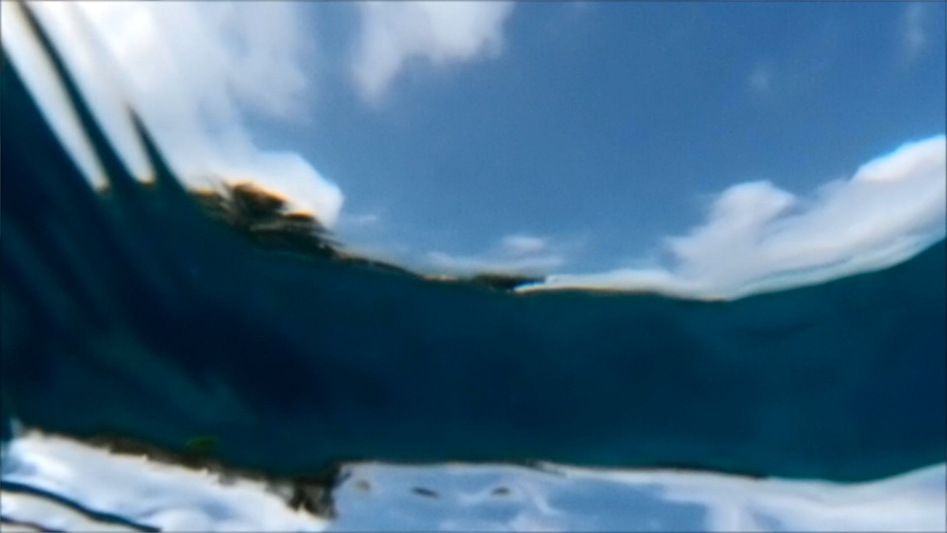 2022-04-14 Am Strand und im Wasser (Quallenvideo, Stills & Numbers) (Typo Grafik, Video)