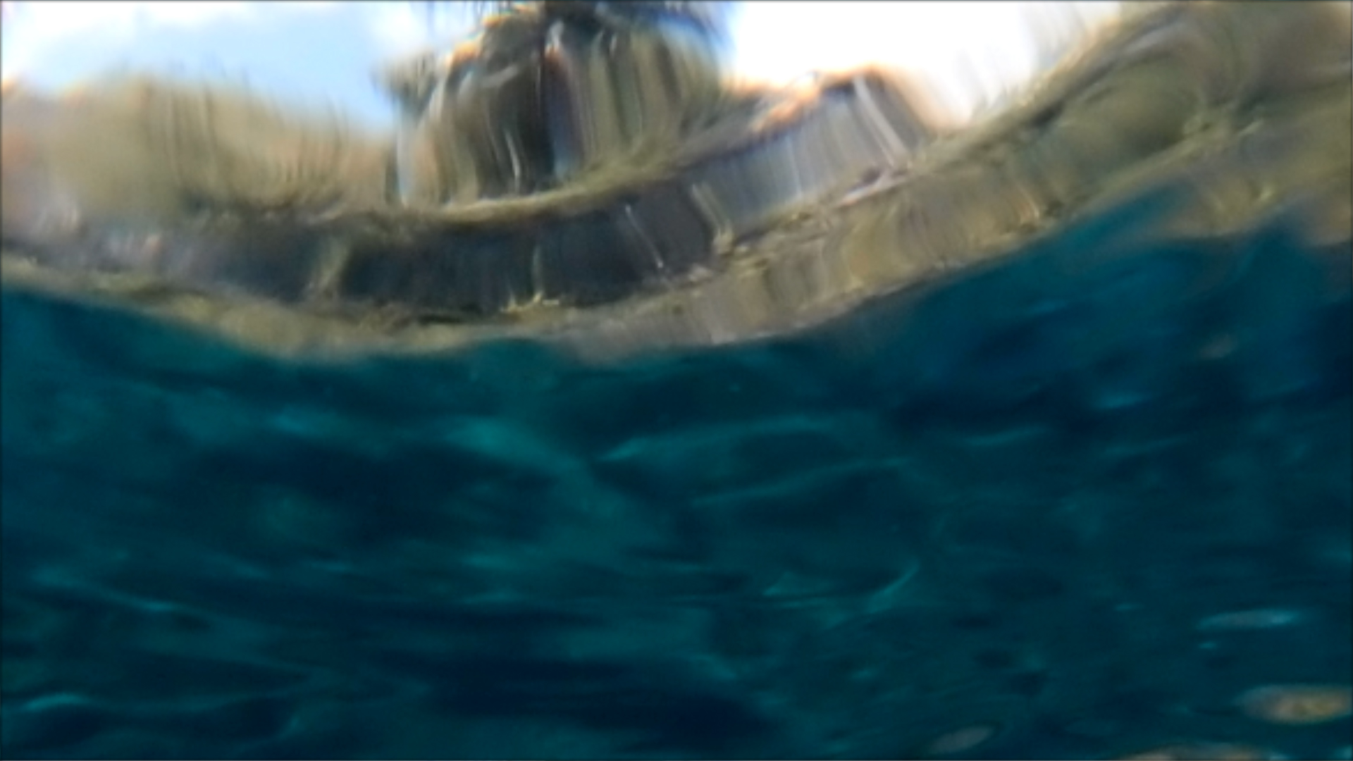 2022-04-14 Am Strand und im Wasser (Quallenvideo, Stills & Numbers) (Typo Grafik, Video)