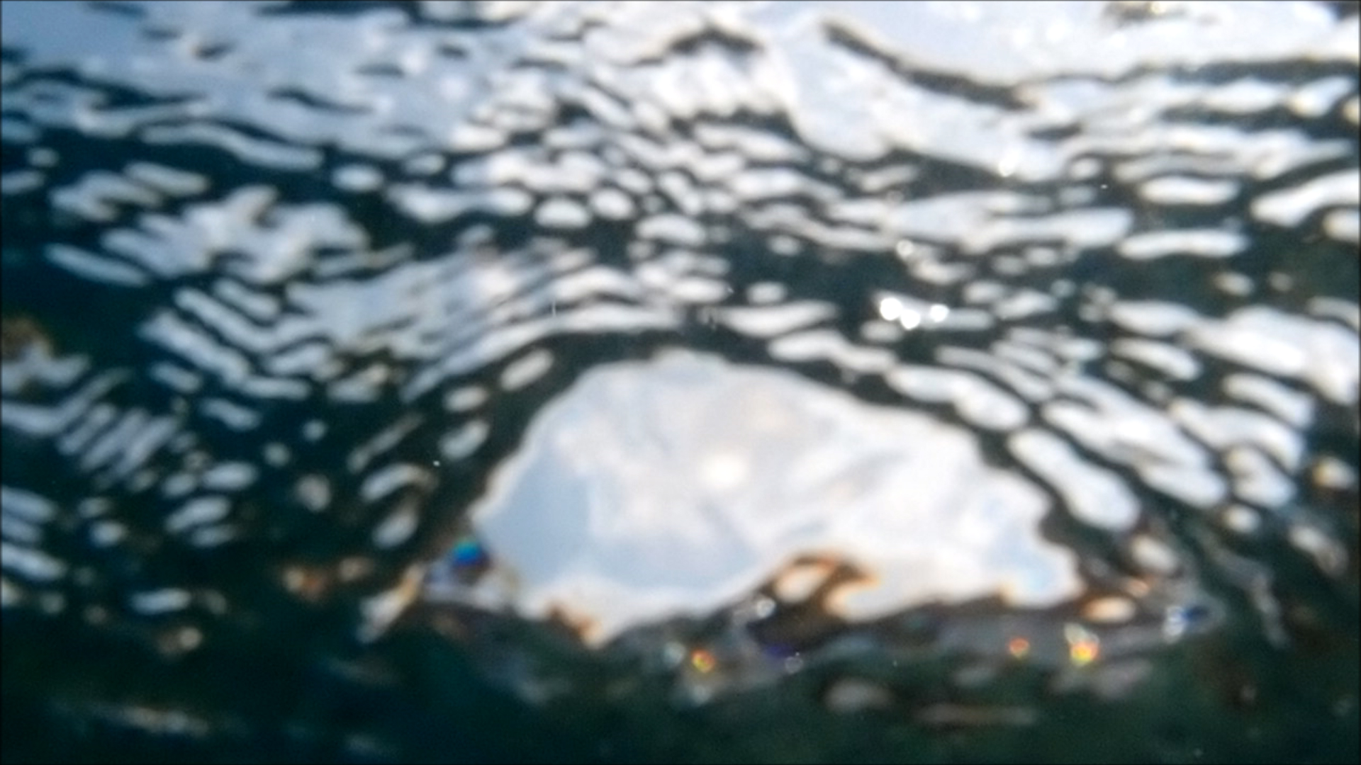 2022-04-14 Am Strand und im Wasser (Quallenvideo, Stills & Numbers) (Typo Grafik, Video)