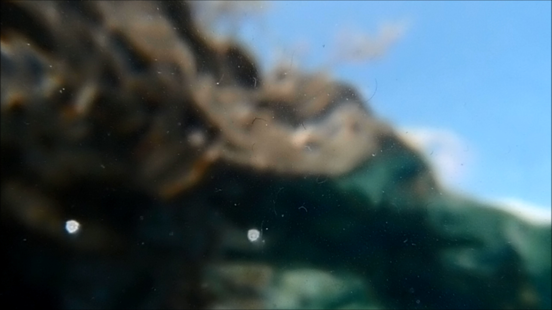 2022-04-14 Am Strand und im Wasser (Quallenvideo, Stills & Numbers) (Typo Grafik, Video)