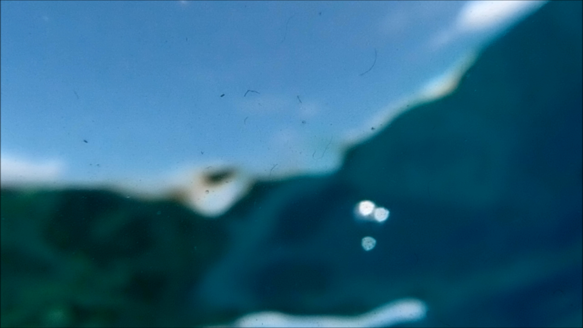 2022-04-14 Am Strand und im Wasser (Quallenvideo, Stills & Numbers) (Typo Grafik, Video)