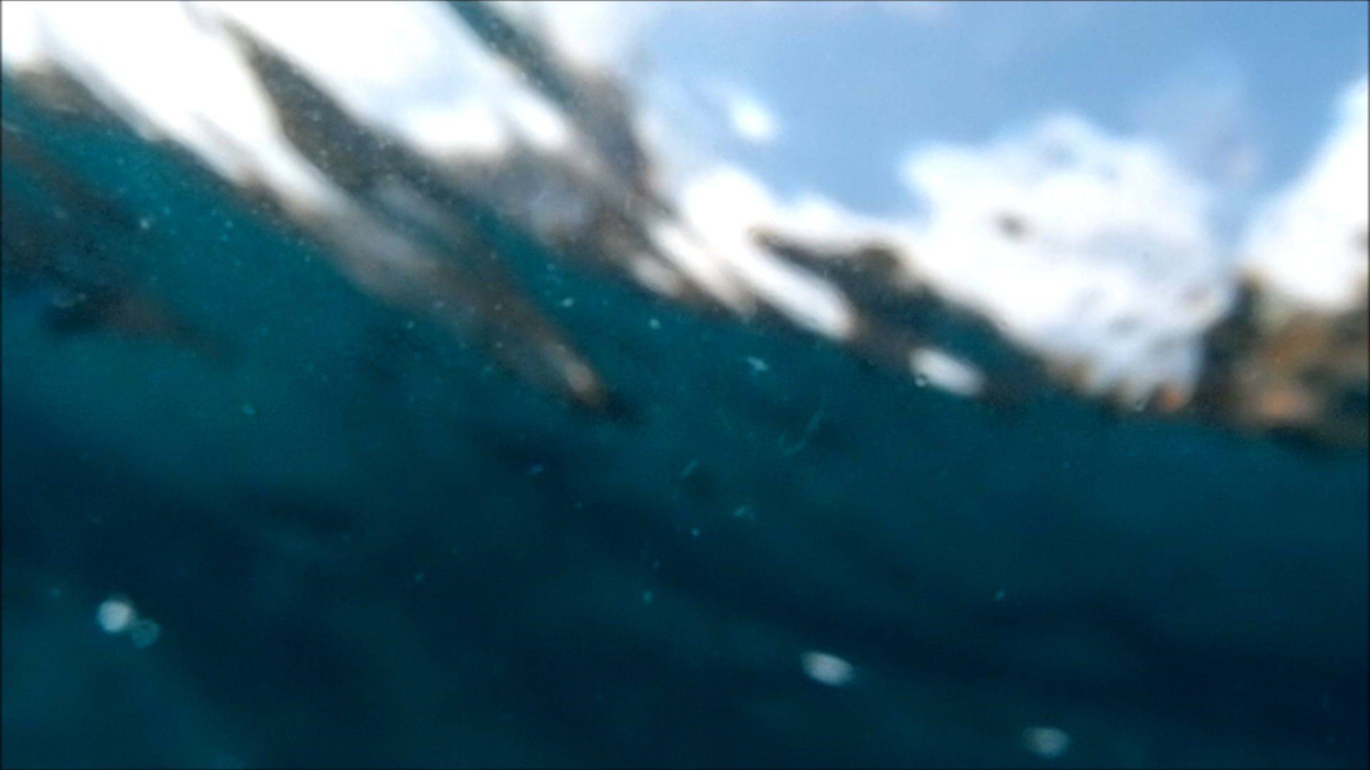 2022-04-14 Am Strand und im Wasser (Quallenvideo, Stills & Numbers) (Typo Grafik, Video)