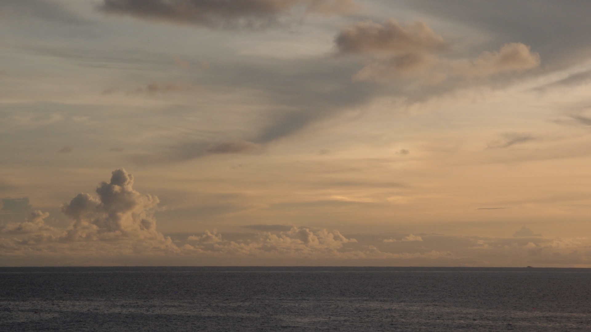 2022-10-27 15 Uhr 58 Wolken und Wellen (Foto, Video)