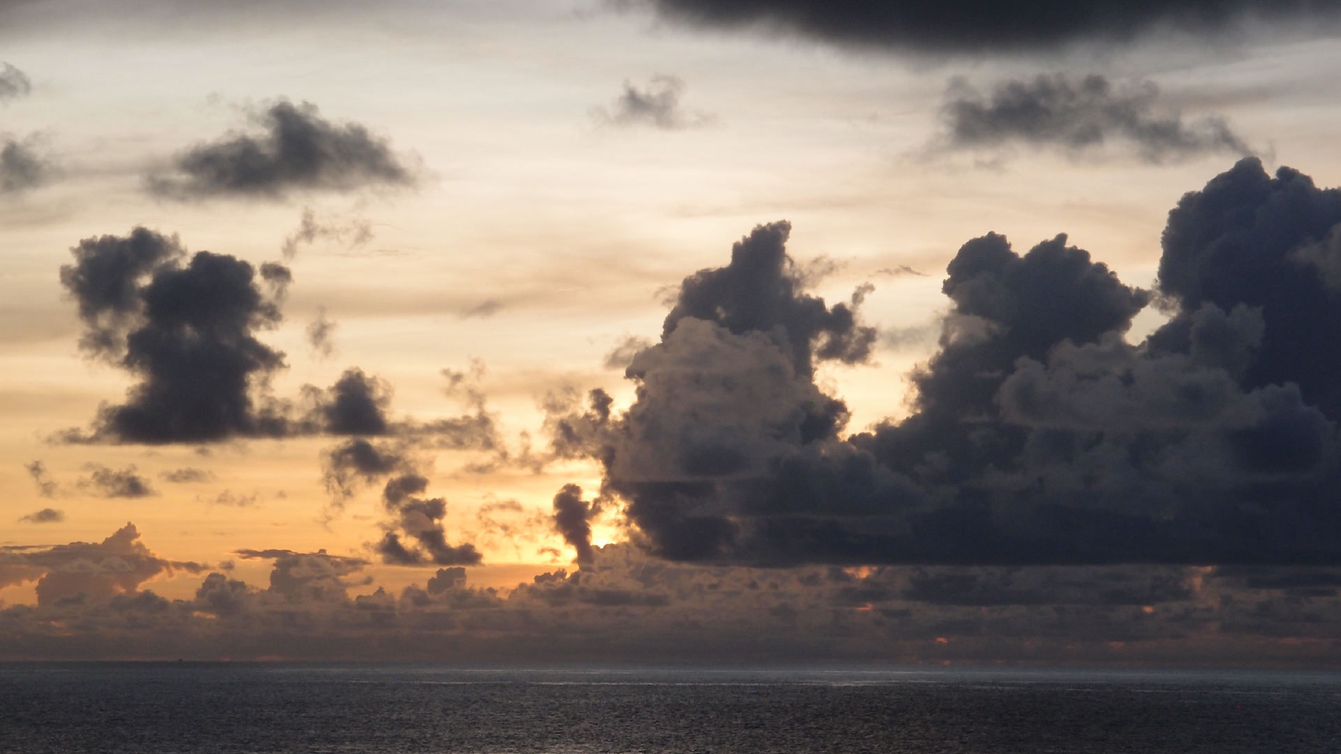 2022-10-27 15 Uhr 58 Wolken und Wellen (Foto, Video)